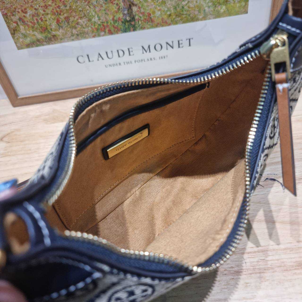 TORY BURCH T MONOGRAM CRESCENT BAG คอลเลคชั่นใหม่มาแรง! สมแก่การรอคอยในสไตล์ทีโมโนแกรมอันเป็นเอกลักษณ์ รูปทรงสวยโดดเด่น สะพายง่ายคล่องตัว