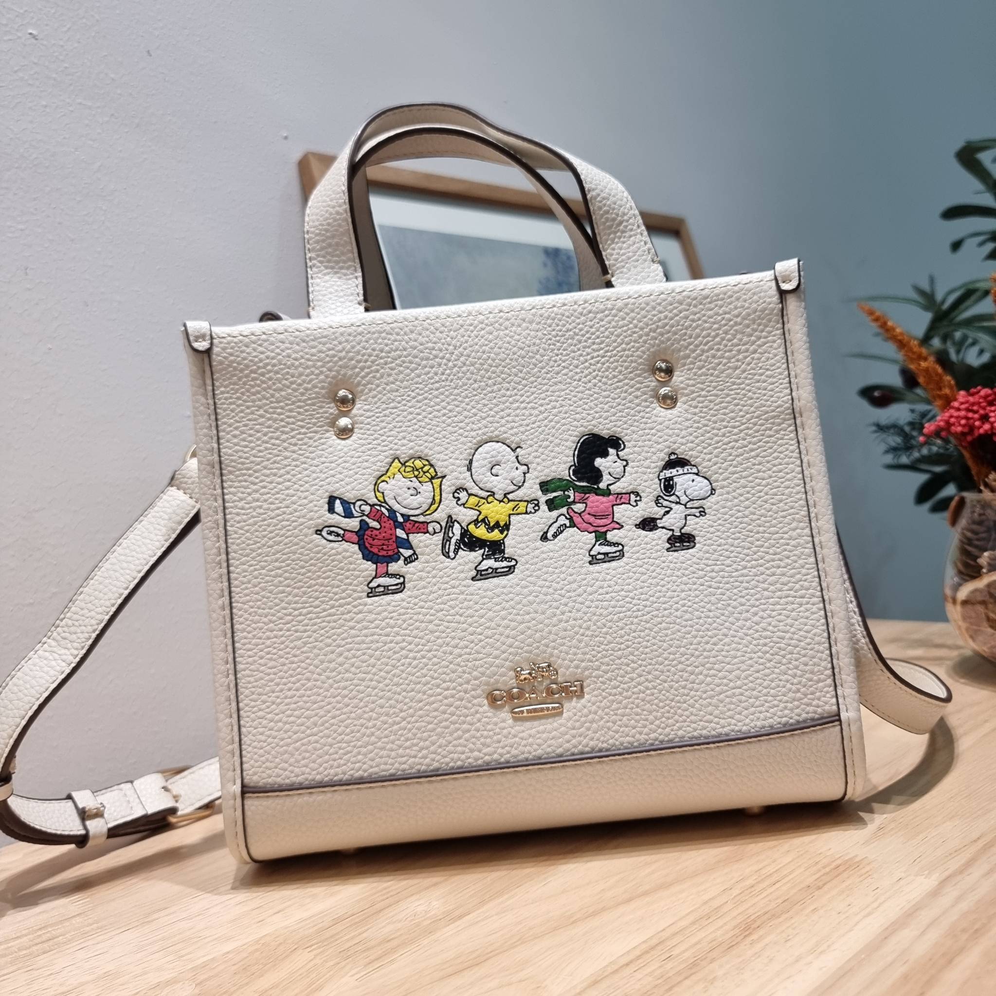 Coach X Peanuts Dempsey Tote 22 With Snoopy And Friends Motif CE850 คอลเลคชั่นใหม่ น้องน่ารักเกินต้านไปมาก!! กับกระเป๋าทรงโท้ท ไซส์กำลังสวย ดีไซน์ ลายการ์ตูนยอดฮิต ที่ใครๆก็ต้องรู้จัก พิมพ์คมชัดลงบนหนัง pepble ผิวสัมน่าใช้ ปากกระเป๋ามีกระดุมแม่เหล็กปิดกัน