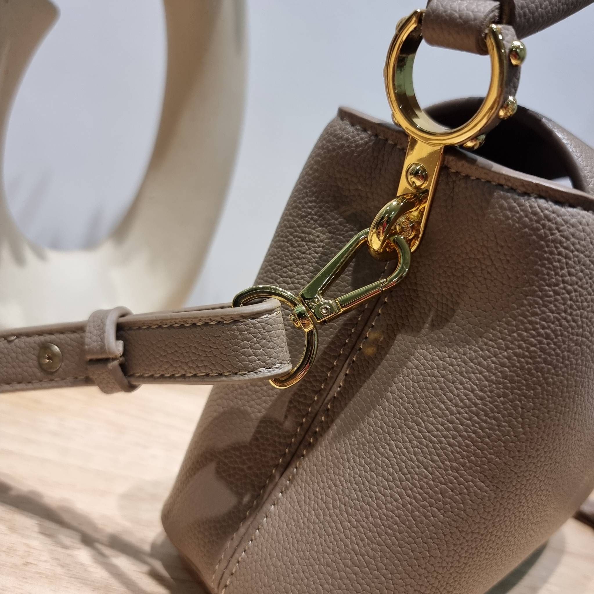 LV capucines mini top handle ที่สุดของความสวยในราคาเบาๆ กระเป๋าถือสุดหรู ดีไซน์ทรงคลาสสิค ที่รอบนี้มาในไซส์มินิ ดีงามม้ากกกก!! มาพร้อมหูจับในตัว ด้วยรูปทรงวินเทจและวัสดุหนังลูกวัว ขับผิว ทำให้ไอเท็มนี้สะกดทุกสายตาจริงๆ