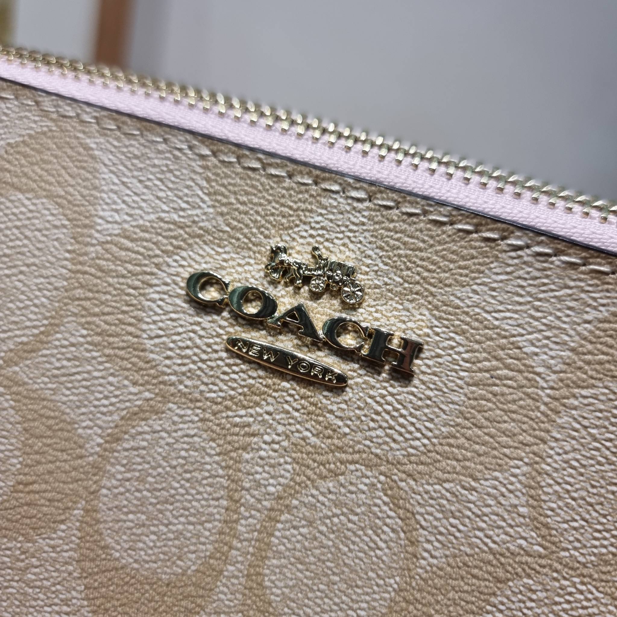 COACH TOP HANDLE POUCH F58321 พร้อมส่ง 9 สี กระเป๋าทรงพอช ยอดฮิต ยกขึ้นแท่น ด้วยดีไซน์ที่ออกมาให้ใช้งานได้ง่าย ขนาดกำลังเหมาะ