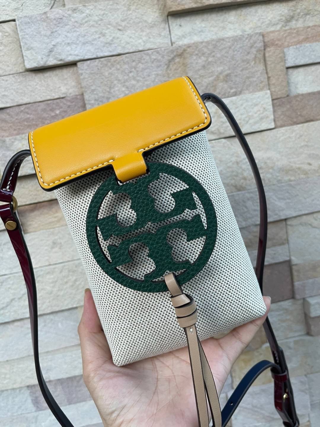 OUTLET 💕Tory Burch Miller Canvas Phone Crossbody ขึ้นชื่อว่ากระเป๋าสำหรับใส่มือถือหรือของจุกจิกต่างๆ โดยให้เหมาะกับการใช้งานนั้นมีไม่มาก คอลเลคชั่นนี้ออกมาเพื่อเอาใจสาวๆโดยเฉพาะ สีสันสุภาพ