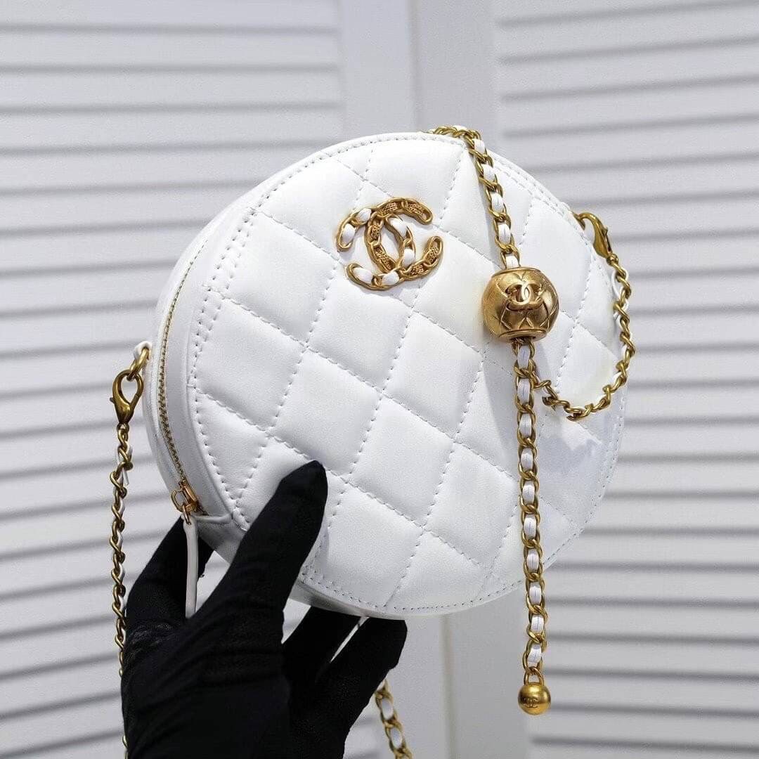 หนังแท้ VIP GIFT CHANEL Round Crossbody Bag กระเป๋าสะพายคาดลำตัวรุ่นนี้โดดเด่นด้วยรูปทรงกลมสุดชิค ขนาดกะทัดรัด พร้อมด้วยหนังกระเป๋าที่ทำจากหนังแท้คุณภาพดี รุ่นที่ตอบโจทย์และครองใจสาว ๆ ได้อย่างแท้จริง เนื่องจากมีดีไซน์เรียบหรู โดยทางแบรนด์ได้ใช้เทคนิคการเ