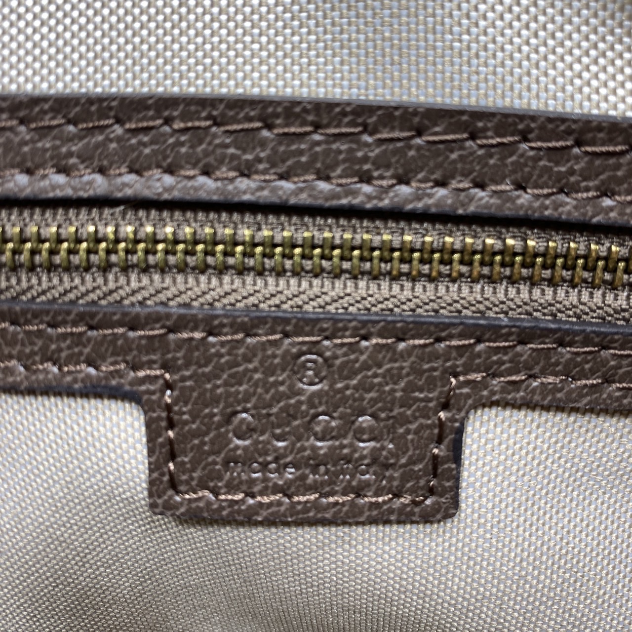 GUCCI GG Ophidia medium top handle bag กระเป๋าถือทรงหมอนสวยคลาสสิค ดีไซน์แถบคาดโดดเด่น สวย หรู หูจับในตัวใช้สะดวก เปิด-ปิดกระเป๋าด้วยซิป ภายในโล่งกว้าง