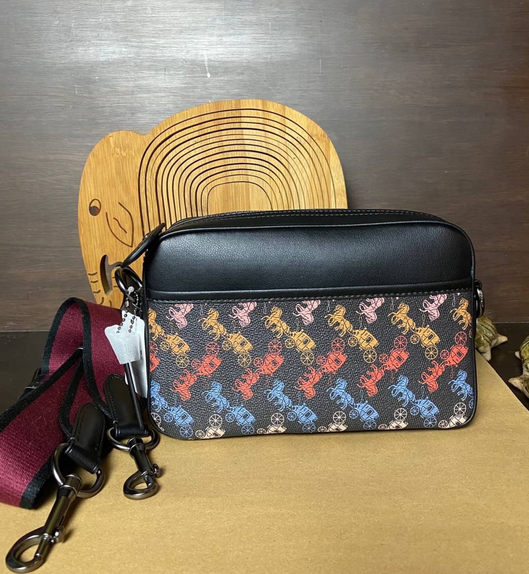 COACH ACADEMY CROSSBODY WITH HORSE AND CARRIAGE PRINT (COACH 89084) ผ้าใบเคลือบพิมพ์ลายและหนังกรวดขัดเงา ภายในกระเป๋ามัลติฟังก์ชั่น| ปิดด้วยซิป ซับในผ้า ด้านนอกมีซิปและกระเป๋าสลิป สายสะพายถอดได้