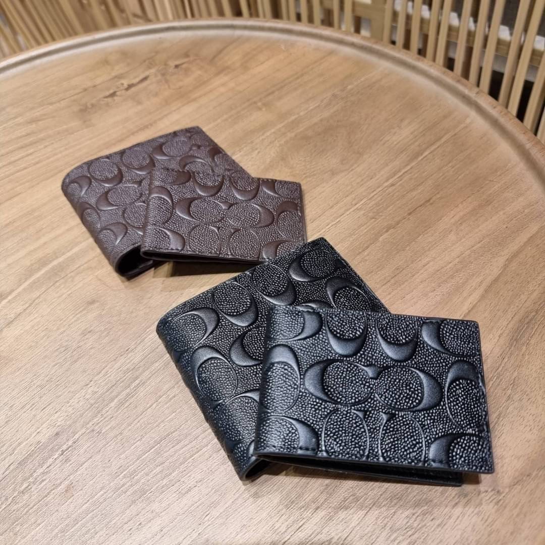 COACH 75371 COMPACT ID WALLET IN SIGNATURE CROSSGRAIN LEATHER กระเป๋าสตางค์ผู้ชาย ลาย c นูนเต็มใบ หนัง crossgrain อีกรุ่นที่ยอดขายไม่เคยตก 🤑🤑 ใบจริงดูผู้ดี ดูแพง!! ภายในมีช่องใส่บัตรได้เยอะ ใส่ธนบัตรได้ทุกใบ ซื้อให้คุณหนุ่มๆรับรองประทับใจไ