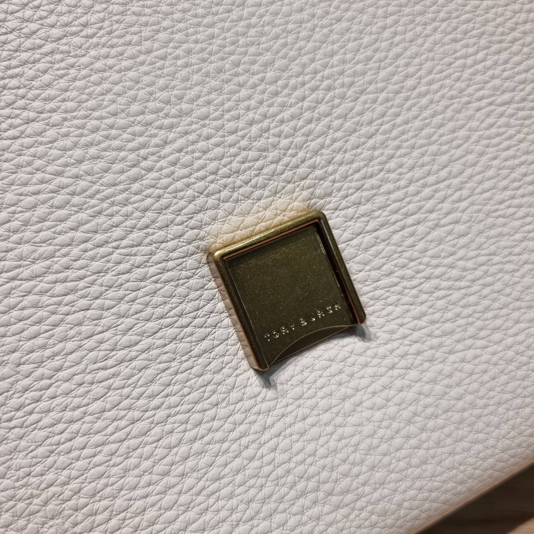 TORY BURCH LIMITED-EDITION SHOULDER BAG รุ่นลิมิเต็ด กับกระเป๋าสะพายไหล่ทรงผู้ดี ที่ผลิตมาในจำนวนจำกัด โดดเด่นด้วยอะไหล่ทองคลาสสิคหรูหรา