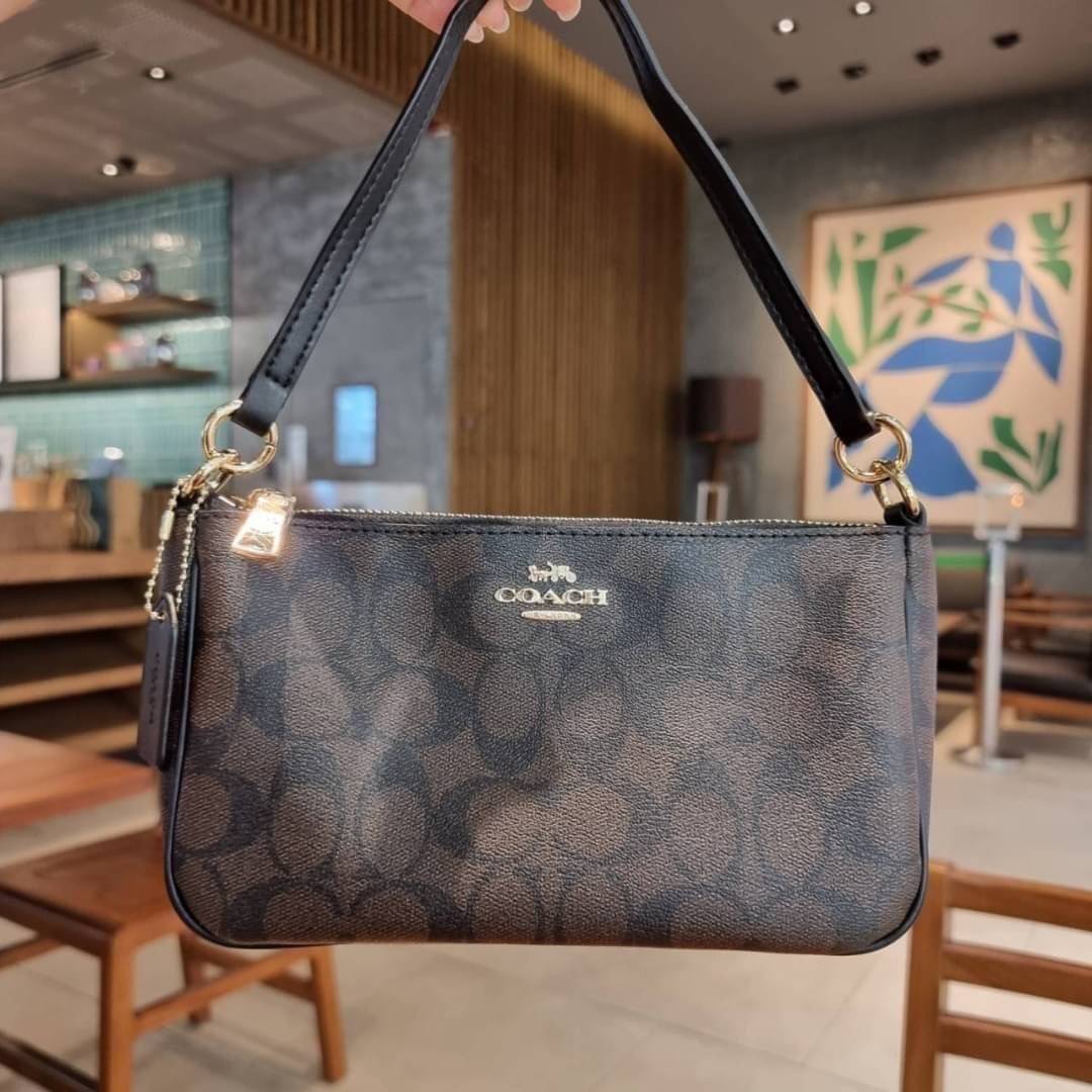 COACH F58321 TOP HANDLE POUCH อีกรุ่นฆ่าไม่ตาย!! 😎 ขายดีขายหมด ขายรวยขายปังๆ!! กระเป๋าพอชจากโค้ช ทรงใช้งานง่าย สะดวก กะทัดรัด วัสดุหนังแคนวาสเคลือบคุณภาพดี มาพร้อมสายคล้องในตัว และสายสะพาย crossbody ปรับเปลี่ยนได้ตามสไตล์ อีกหนึ่งไอเท็มที่สาวๆต้อง