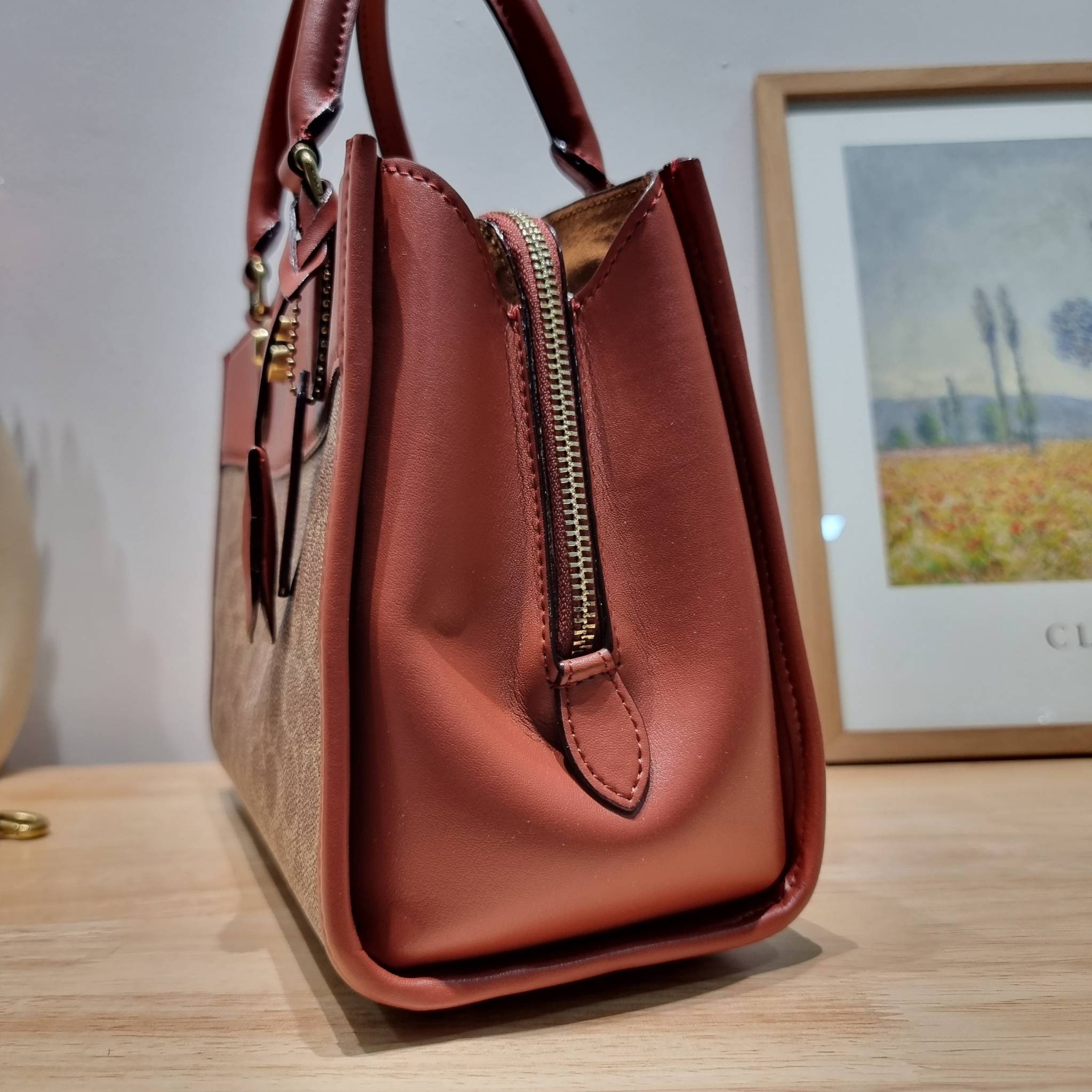 COACH brooke carryall in signature canvas CE733 ใหม่ล่าสุด อัพลุคคุณนายคุณหนูกันหน่อย กับกระเป๋าถือ/สะพายสุดหรู รูปทรงและดีไซน์ดูไฮน์มาก มีกุญแจล็อคซิปได้ วัสดุหนังแคนวาสตัดสลับหนังแท้ มีหูจับในตัว ภายในแบ่งสัดส่วนไว้อย่างดี ให้สามารถจัดเก็บของได้อย่างมีร