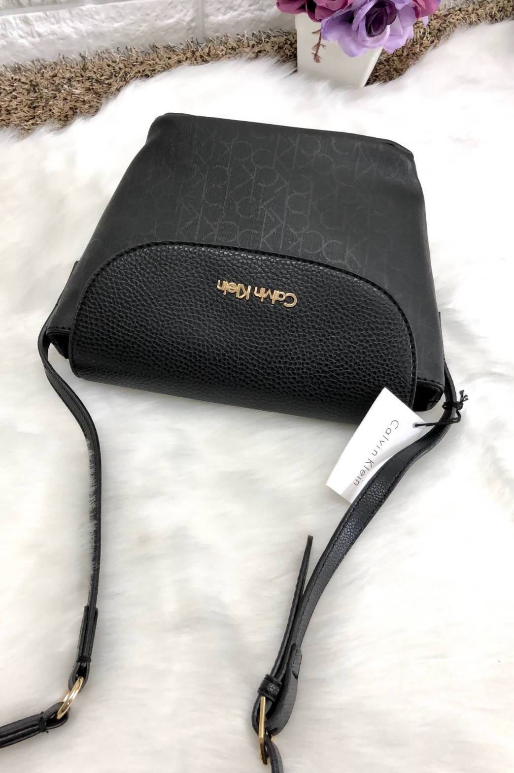 CALVIN KLEIN CROSSBODY BAG กระเป๋าสะพาย cross body วัสดุหนังผสมสัมผัสนิ่ม ขนาดกระทัดรัด ตัวกระเป๋าลายแบรนด์ทั้งใบ ฝาปิดมีโลโก้แบรนด์ เปิดออกมามีซิปปิดปากกระเป๋า ภายในโล่ง สามารถใส่ กปต.ใบขนาดปกติได้ มือถือได้ทุกรุ่น มีช่องเล็กให้ใส่ของจุกจิก พร้อมสายสะพาย