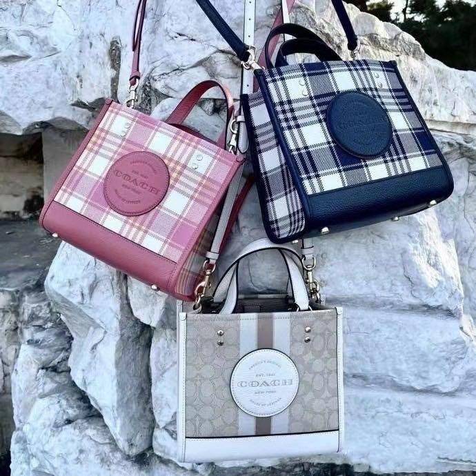 COACH C8198 DEMPSEY TOTE 22 WITH GARDEN PLAID PRINT AND COACH PATCH คอลใหม่สุดคิ้วท์ หวานๆใสๆ น่ารักชะมัด!! ดีไซน์ลายสก็อต เหมาะกับฟีลลิ่งปิคนิคเป็นที่สุด กระเป๋าทรงโท้ท ไซส์กำลังสวย ฟังก์ชั่นการใช้งานก็สะดวกที่สุด มีทั้งสายคล้องในตัว และสายครอสบอดี้ วัสด