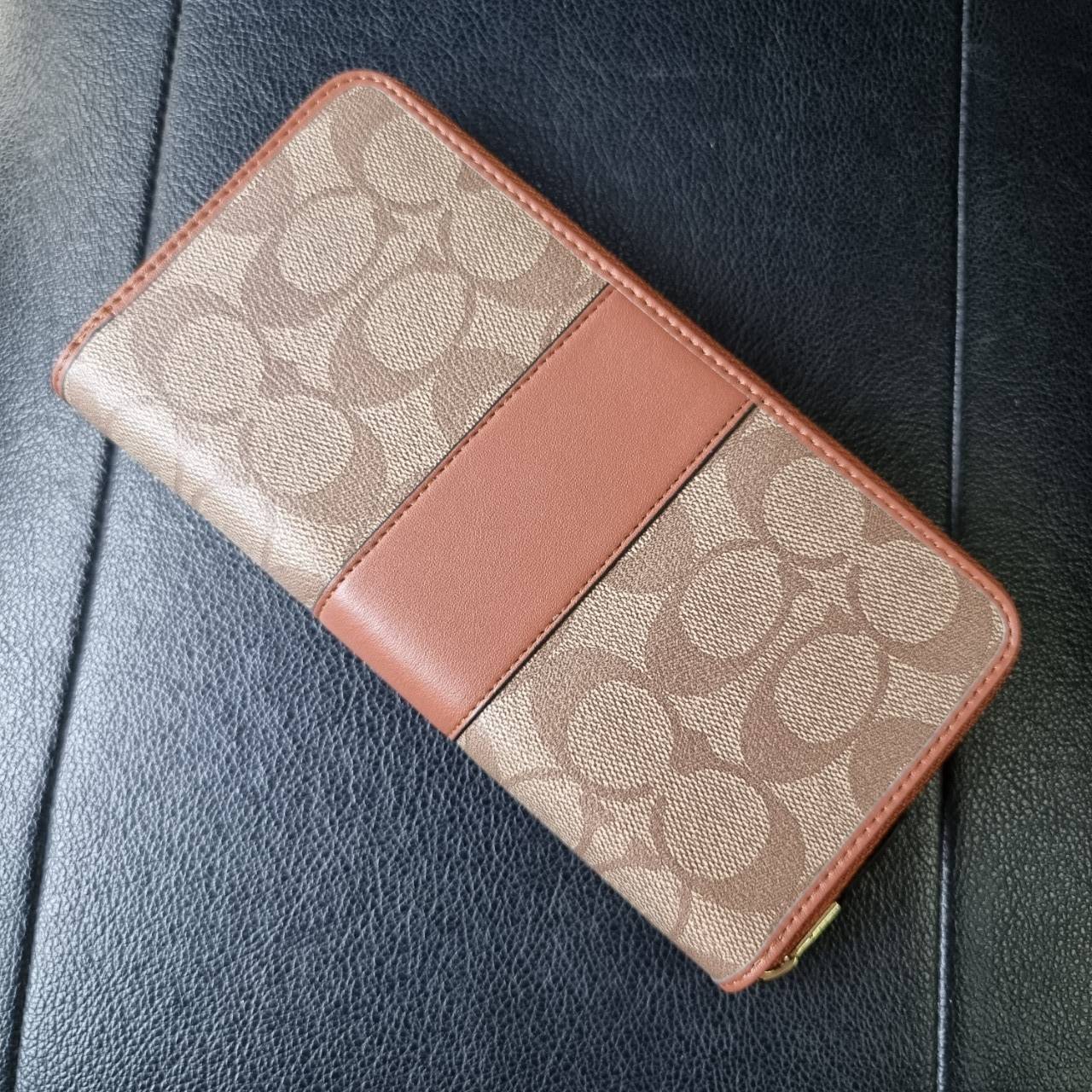 COACH F54630 ACCORDION ZIP WALLET IN SIGNATURE COATED CANVAS WITH LEATHER STRIPE กระเป๋าสตางค์ใบยาวรุ่นคลาสสิค คัดสีขายดีมาให้กันเลยจ้า ♥️ วัสดุหนังแคนวาสเคลือบลาย เปิด-ปิดด้วยซิปรอบ รูดใช้งานง่าย ใส่บัตรได้ มีช่องซิปใส่เหรียญ ใส่มือถือได้ พกใบนี้ใ