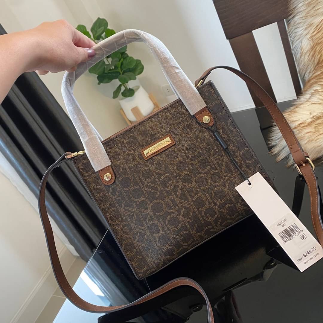 CALVIN KLEIN JEANS crossbody bag กระเป๋าถือหรือสะพาย ลายซิกเนเจอร์แบรนด์ทั้งใบ มีหูจับสำหรับถือ เปิด-ปิดกระเป๋าด้วยกระดุมแม่เหล็ก ด้านในโล่งกว้างมีช่องเล็กและช่องซิปสำหรับใส่ของจุกจิก ซับในลายแบรนด์อย่างดี มาพร้อมสายสะพายยาวปรับระดับได้ สามารถใช้ได้หลากหล