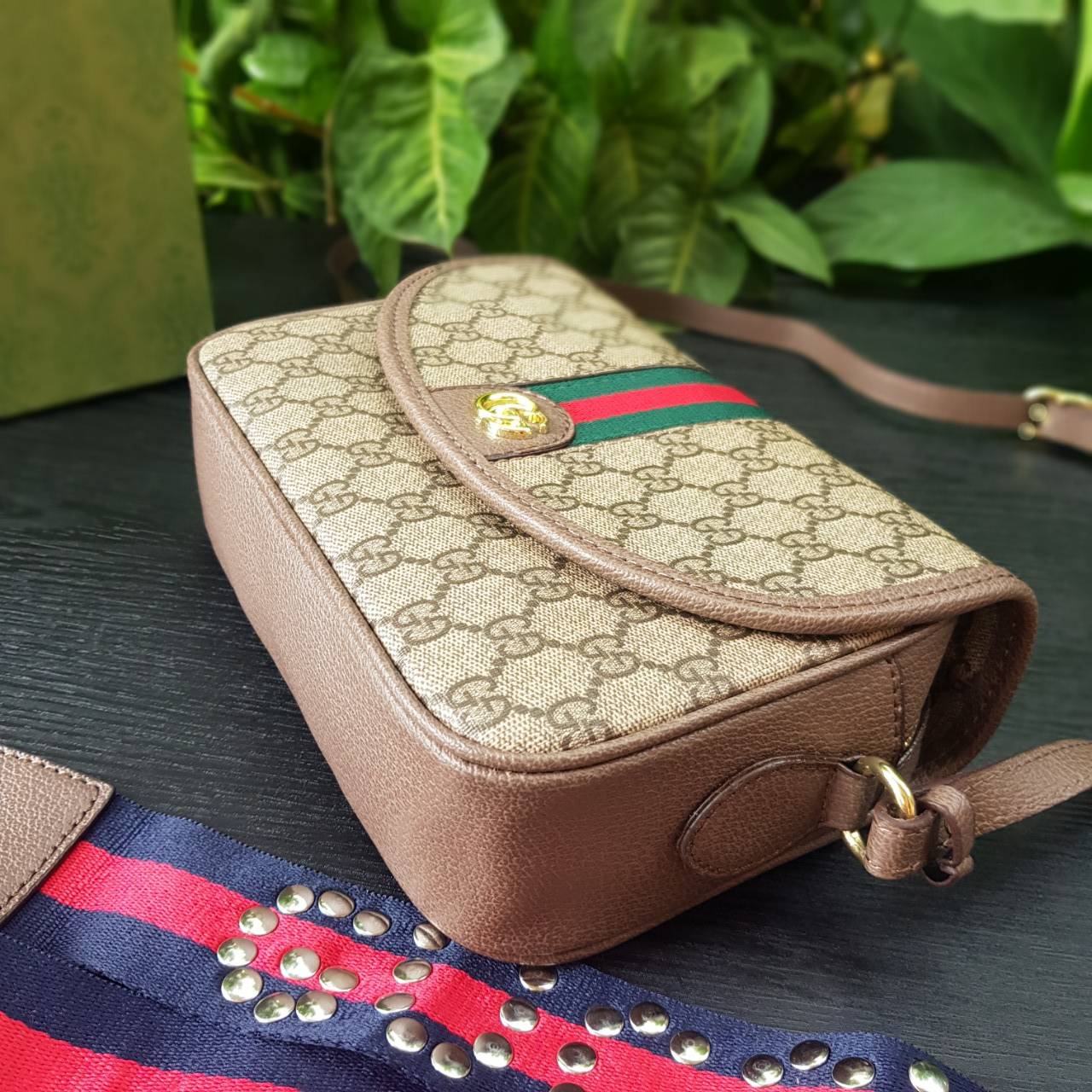 GUCCI Ophidia mini GG shoulder bag กระเป๋าถือ กระเป๋าสะพายทรงสวย ดีไซน์ที่เป็นเอกลักษณ์ จะถือเป็นครัช สะพายไหล่ หรือครอสบอดี้ก็สวยลงตัวได้ทุกสไตล์
