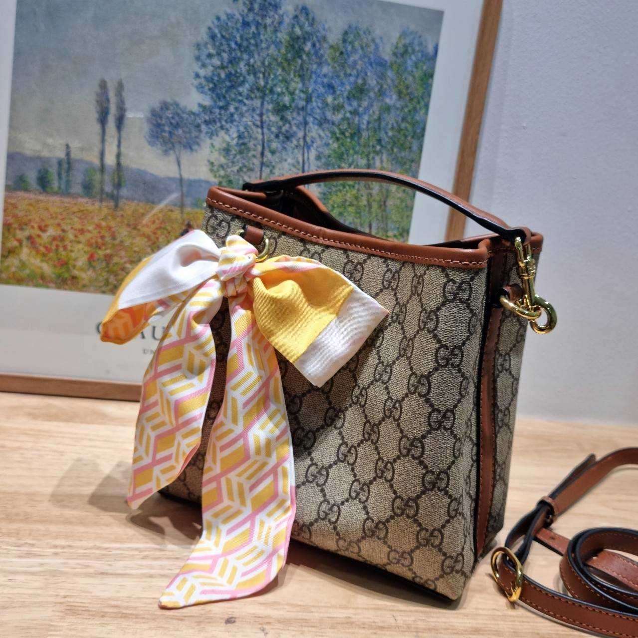 GUCCI GG Emblem mini bucket bag ดีไซน์คลาสสิคคงความเอกลักษณ์ กับรูปแบบใหม่กระเป๋าถือ/สะพายทรงบัคเก็ต ขนาดกำลังน่าใช้มากๆ