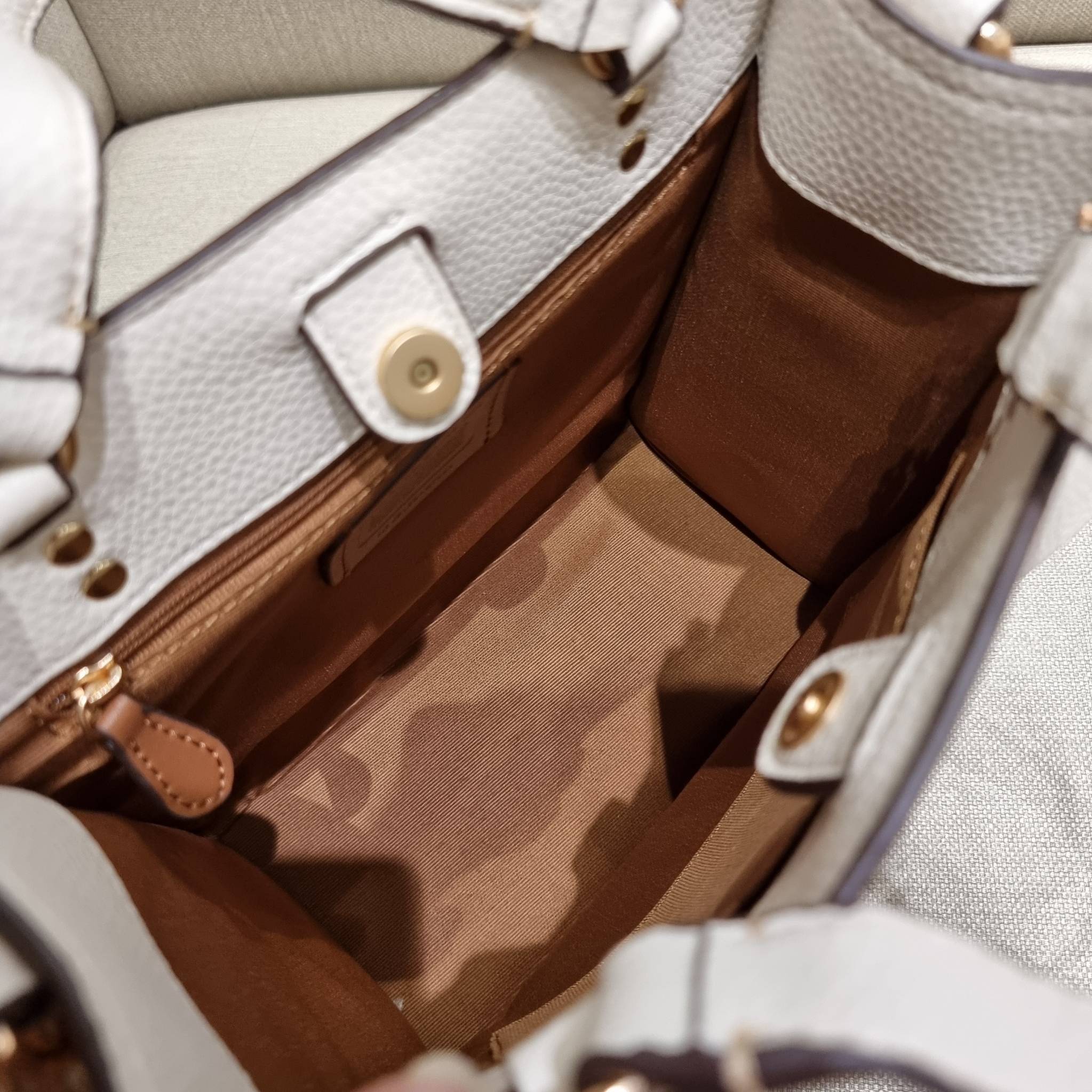 COACH C7001 DEMPSEY TOTE 22 IN SIGNATURE CANVAS WITH TIGER 🐯🐯 คอลเลคชั่นฉลองปีเสือต้องมาจ้า กับรุ่นคลาสสิค กระเป๋าทรงโท้ท ขนาดน่ารักน่าใช้มากๆ ดีไซน์น้องเสือจิ้มลิ้มดึงดูดสายตามากๆ ฟังก์ชั่นการใช้งานสะดวก มีทั้งสายคล้องในตัว และสายครอสบอดี