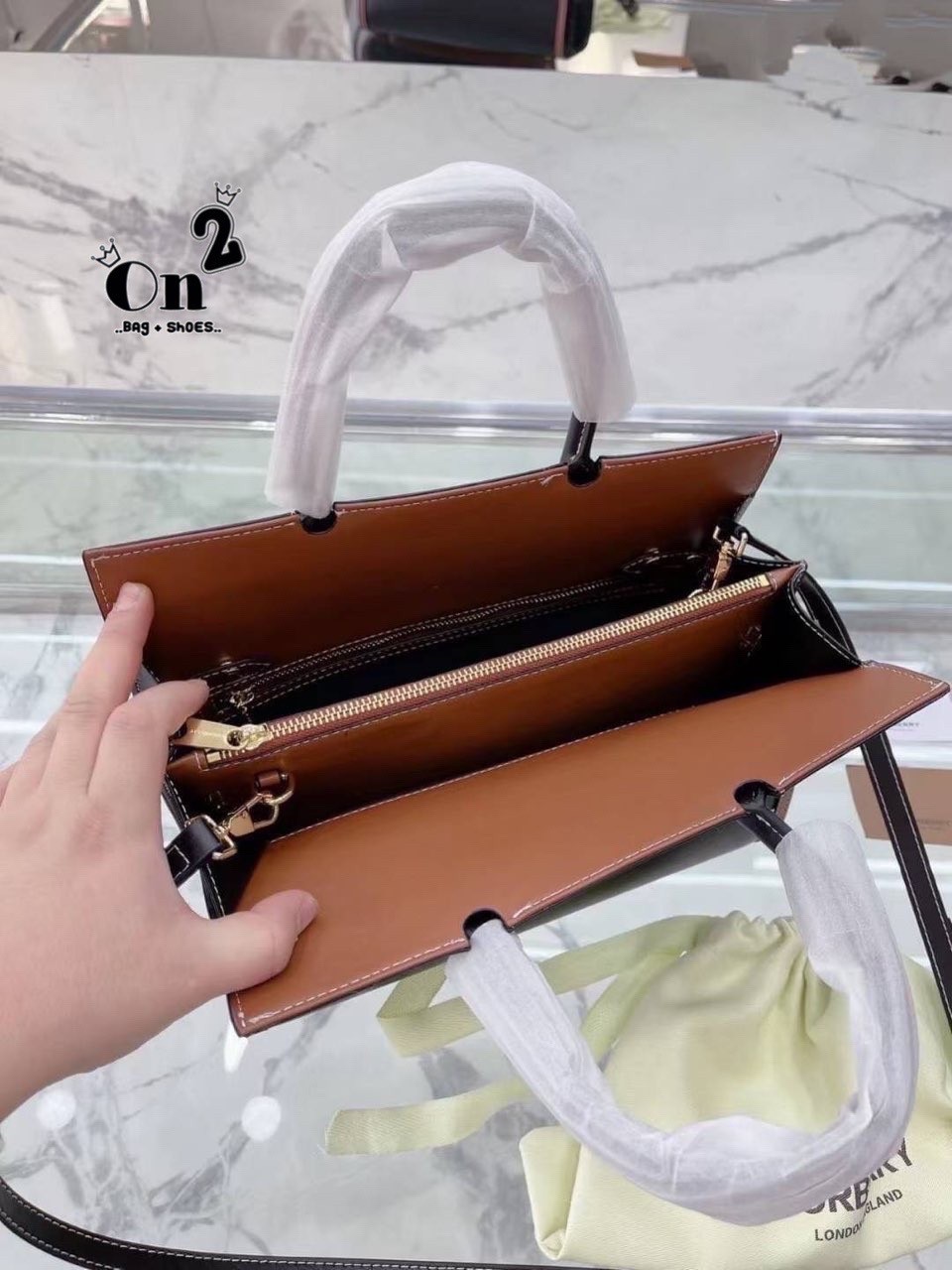 BURBERRY Women Vintage Check Two-handle Title Bag / BURBERRY Leather and Vintage Handle Bag อีกหนึ่งไอเท็มหายาก วัสดุ Leather Calfskin ลายวินเทจประดับกระดุมทองสวยหรูดีไซน์คลาสสิคคงไว้ซึ่งเอกลักษณ์แบรนด์ด้านข้างคาดด้วยสายหนังแท้ปรับทรงได้ หูจับหนังแท้แข็งแ