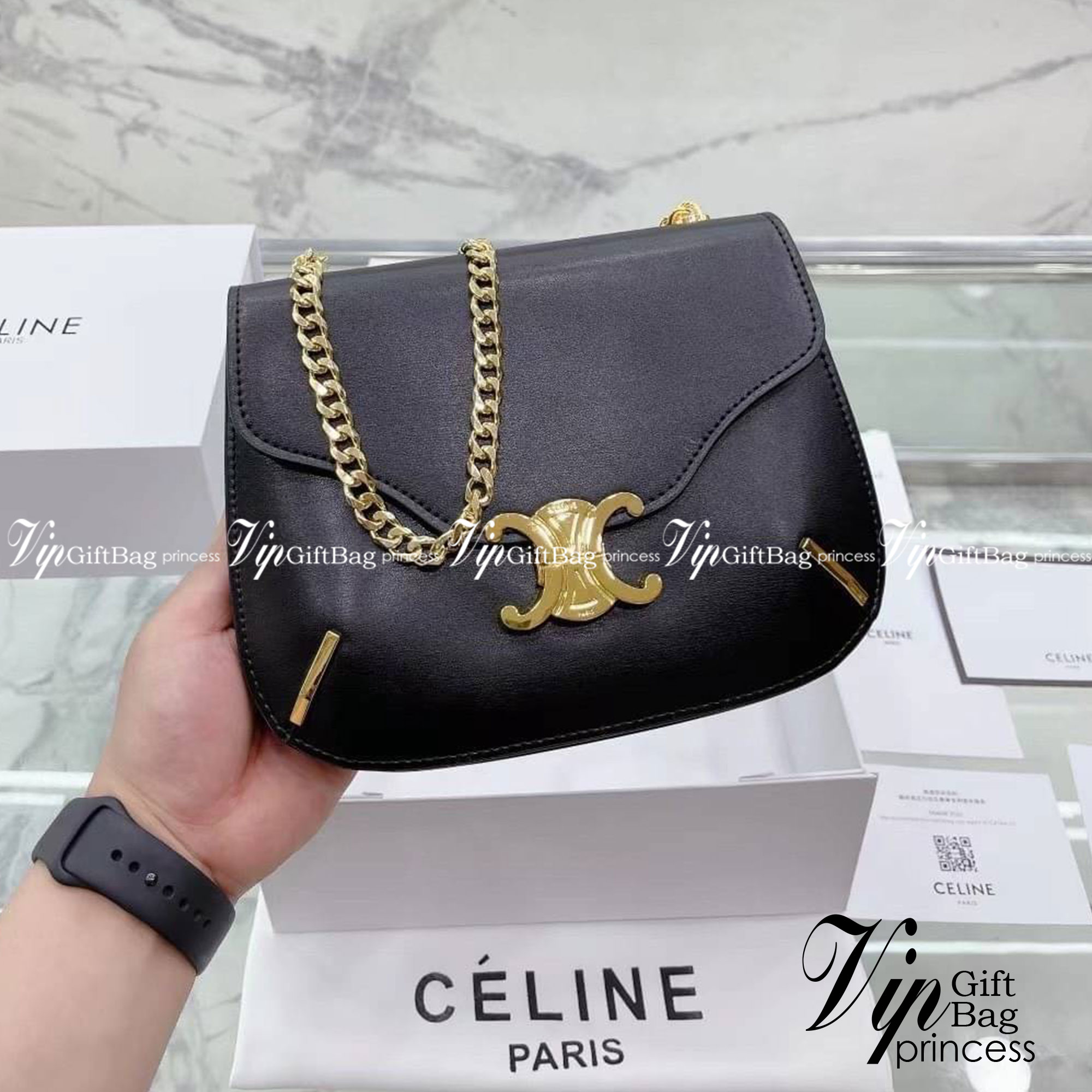 CELINE chain besace triomphe in shiny calfskin กระเป๋าสะพายสายโซ่ซีลีน รุ่นใหม่ล่าสุด อีกหนึ่งรุ่นในซีรีส์ Triomphe ที่ได้รับความนิยมอย่างมาก ด้วยรูปร่างทรงโค้งมนมีความคลาสสิกตามแบบฉบับแบรนด์