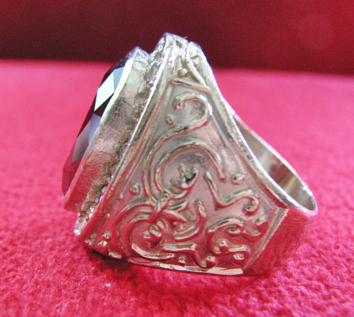 แหวนพลอยทับทิมแดงเนื้อทองขาวล้อมเพชร(ราศีกรกฎ)ค่ะ