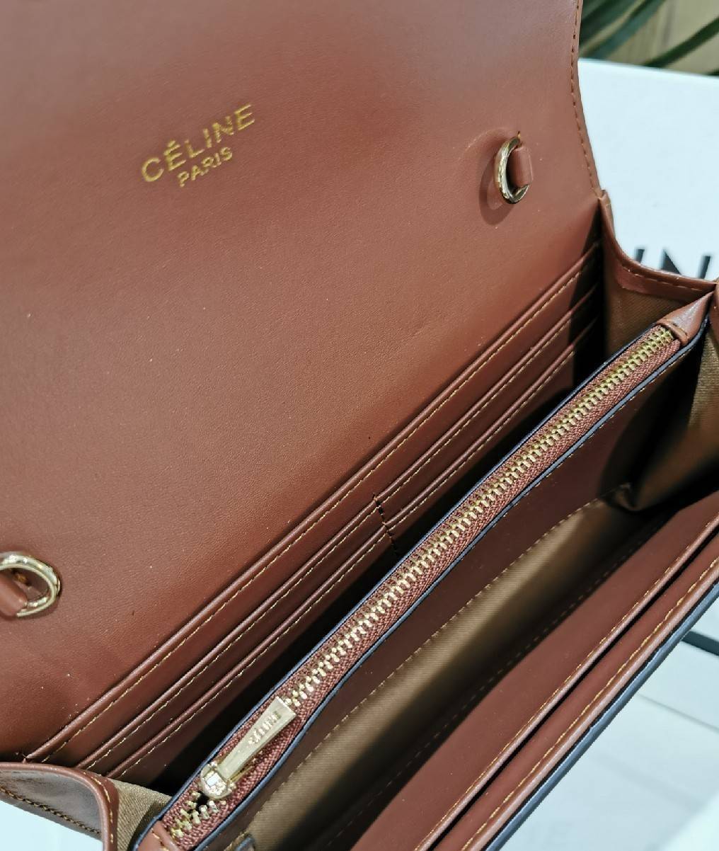 CELINE CLUTCH BAG WITH CHAIN VIP GIFT WITH PURCHASE GWP กระเป๋าพรีเมี่ยมกิ๊ฟ Limited จาก CELINE HAUTE PARFUME DUTYFREE COUNTER วัสดุ Triomphe Canvas หนังสวยอยู่ทรงเปิดปิดด้วยฝาปิดกระดุมประดับโลโก้แบรนด์สีทองด้านหน้า ภายในมีช่องแบ่งหลายช่อง มีช่องใส่บัตรหล