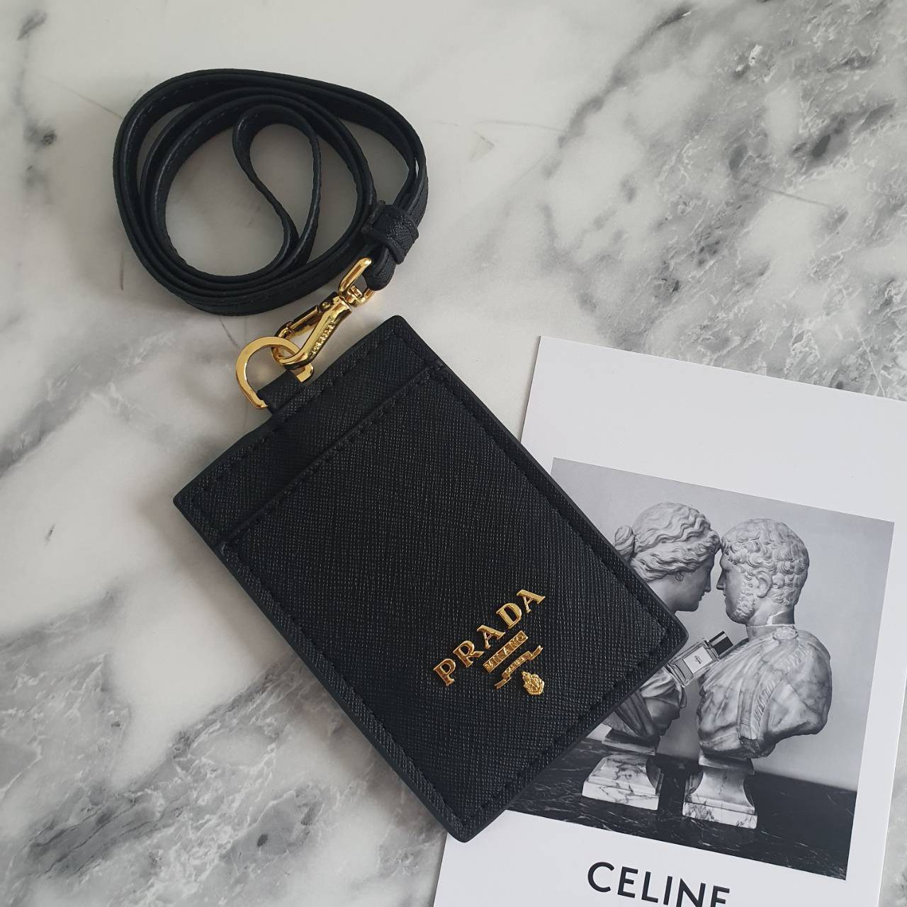 สิ้นสุดการรอคอย!! พร้อมส่งที่ไทยแล้วค่ะ สายคล้องบัตรสุดคลาสสิค จากงานพรีเมี่ยมกิ้ฟท์แบรนด์ดังอย่าง PRADA วัสดุหนังพรีเมี่ยม SAFFIANO อะไหล่ทอง ปั้มแบรนด์ ด้านหน้ามีช่องใส่บัตร1ใบ ประกับโลโก้PRADA และด้านหลังใส่บัตรได้อีกหนึ่งใบ(แบบใส) สำหรับโชว์บัตร ไอเท็