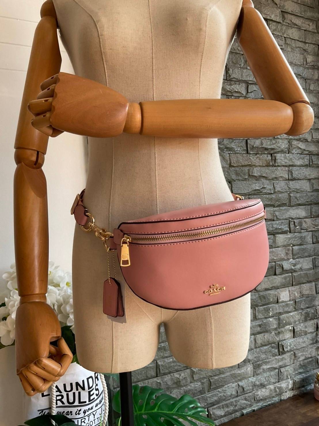 COACH SELENA BELT BAG WITH BUNNY (39315 Pink) / (39316 Black) กระเป๋าสะพาย/คาดอก/คาดเอว รุ่น Limited Edition น่ารักมาก💕 วัสดุหนังแท้ หนังนิ่มอยู่ทรง เปิด-ปิด ด้วยซิป ใส่ Iphone+ กระเป๋าสตางค์ใบสั้น ใส่ของจุกจิกได้ ด้านหลังมีอีก 1 ช่องซิป สายปรับระ