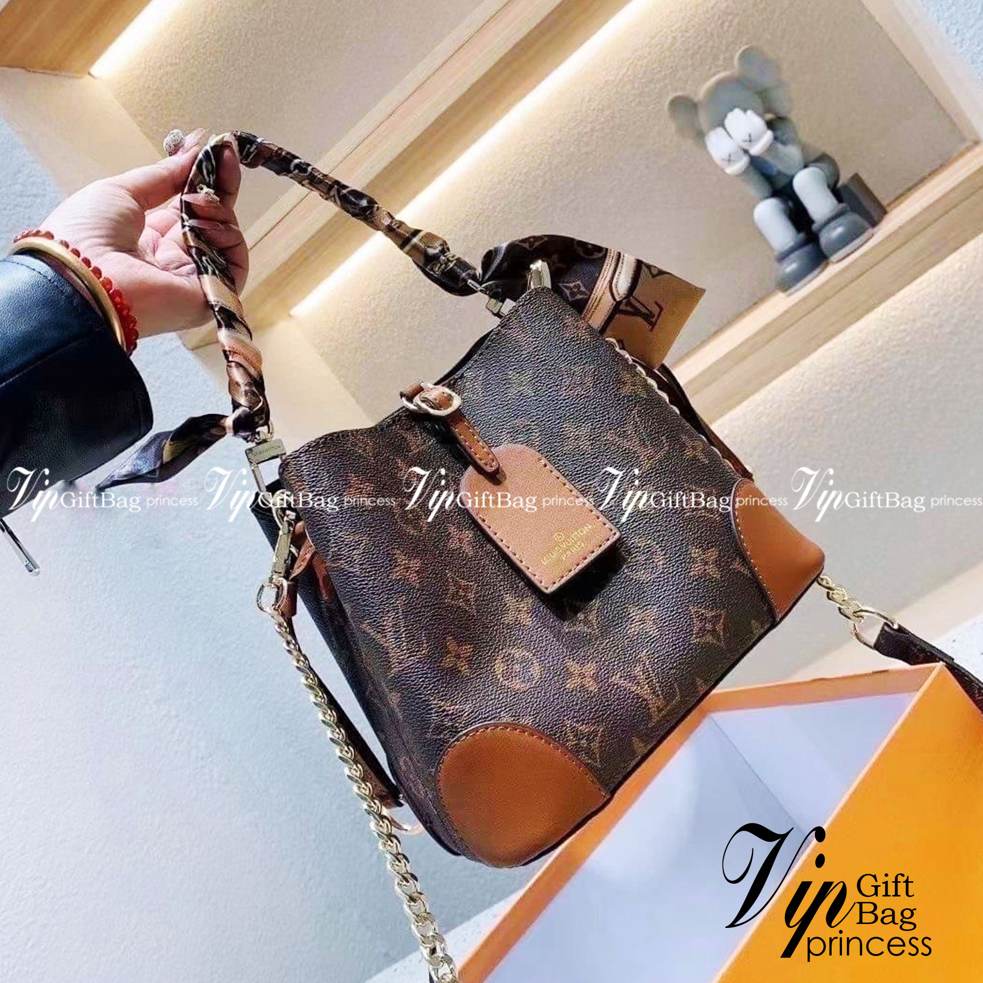 LV NeoNoe Monogram กระเป๋าสะพายทรงหรูหรา มีสไตล์ เป็นเอกลักษณ์ลงตัวสมบูรณ์แบบ จุของได้เยอะมาก ใบจริงสวยมากกกก ได้สวยก่อนใคร ต้องจัดแล้วจ้า พร้อมส่งความสวยที่นี่ ที่เดียว!!