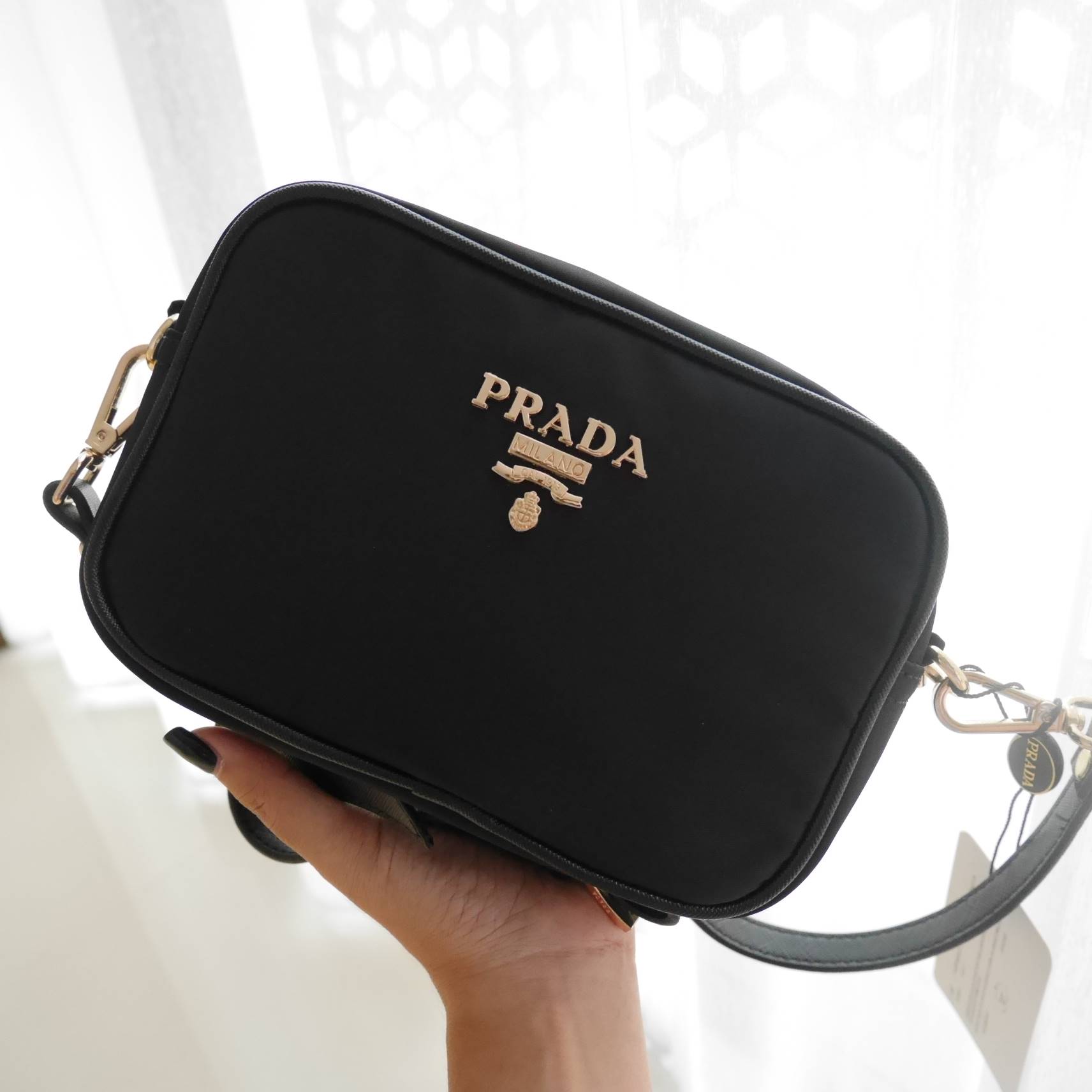 งานพรีเมี่ยมกิ้ฟ จากเคาเตอร์ต่างประเทศนะคะ 🎈 ☃🎄 ล็อตใหม่ค้า กับทรงน่ารัก mini crossbody งานพรีเมี่ยมกิ้ฟ จากเคาเตอร์ต่างประเทศ เป็น Best Seller อีกหนึ่งรุ่นเลย จากแบรนด์ PRADA เป็นทรงสี่เหลี่ยม กระเป๋าเป็นผ้า nylon ทั้งใบ เลิศมาก สา
