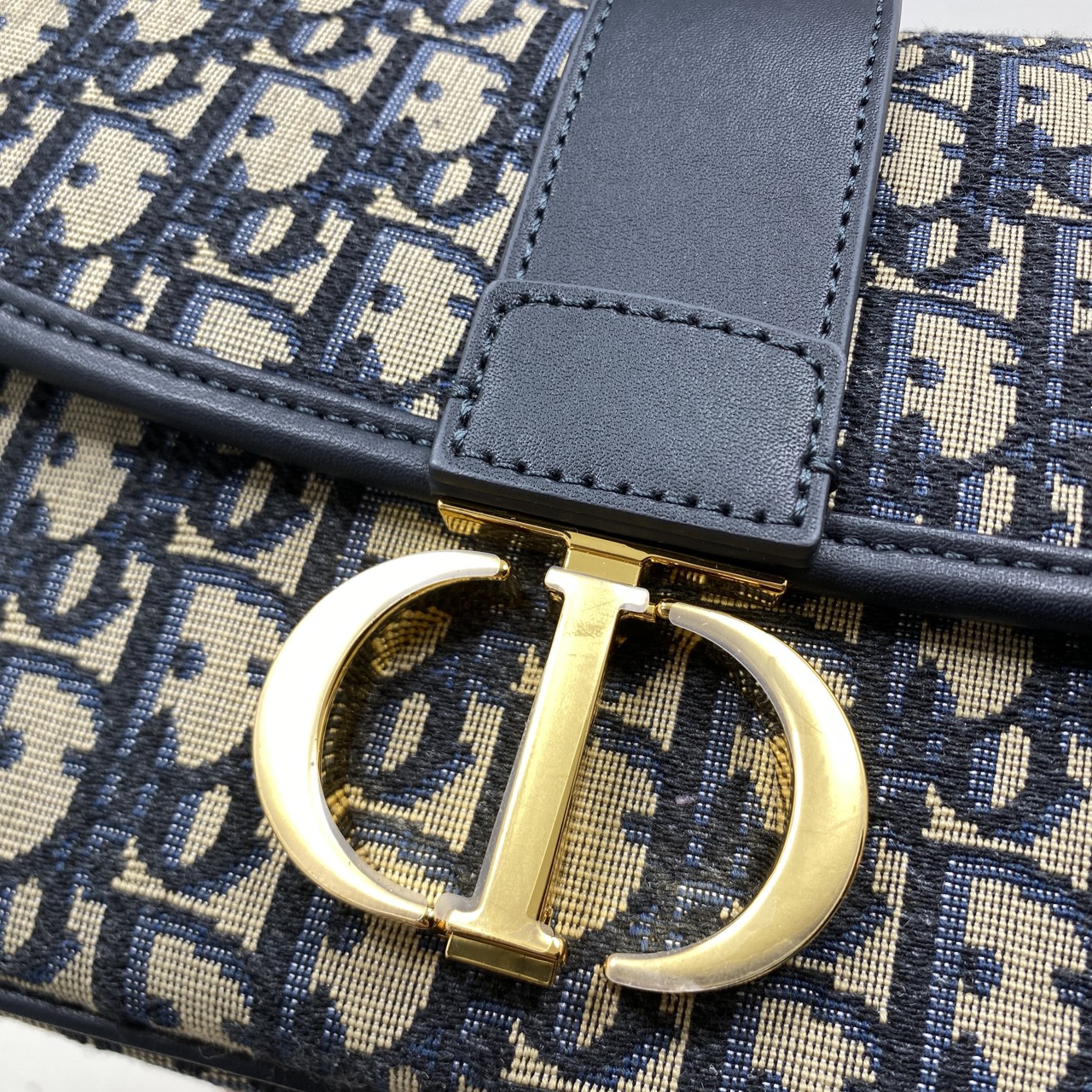 ORI หนังแท้ | DIOR Satchel Medium 30 Montaigne Dior Oblique jacquard fabric กระเป๋าสะพายไอเทมใหม่ประจำ Fall 2025 ยกระดับไลน์ 30 Montaigne ด้วยดีไซน์แบบแคชชวลที่เสริมด้วยรายละเอียดสุดประณีตบรรจง จากผ้าแจ็กการ์ดลาย