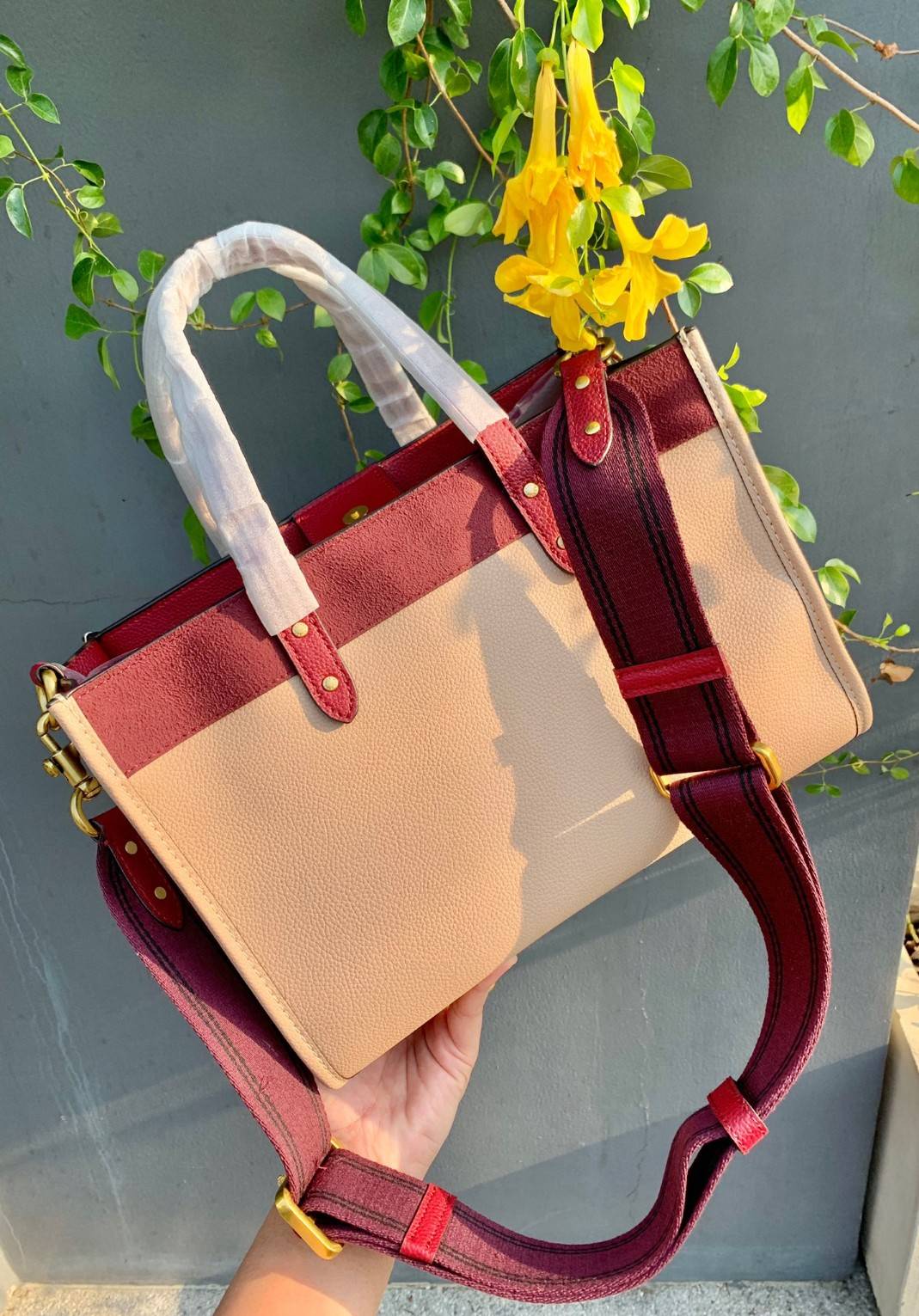 COACH FIELD TOTE IN COLORBLOCK WITH COACH BADGE ((C6035)) 📌พร้อมส่ง ยังไม่มีในไทยแน่นอนนจ้าา😘 กระเป๋าทรง Tote ที่สาวๆต้องมีติดตัวสักใบ! รุ่นนี้ใช้หนังแท้อย่างดี หนังนิ่ม สวยมากๆค่ะ หลงรักแน่นอน