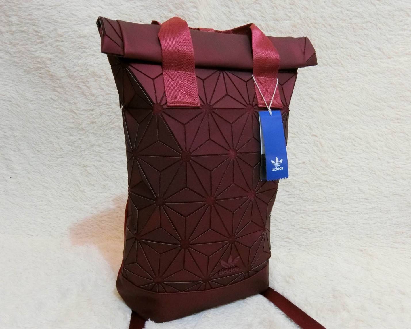 Adidas Originals BP Roll Top 3D Mesh 2017 Backpack Bag DH0100 กระเป๋าเป้สะพายหลัง ดีไซน์แบบ 3 มิติ วัสดุ polyurethane สีดำด้าน โดยใช้ลูกเล่น ของเหลี่ยมและมุมเชื่อมเข้าหากัน ออกแบบกระเป๋า เป็นเหมือนถุงทรงสูง ในส่วนปากกระเป๋าเป็นแบบตีนตุ๊กแก ม้วนพับ และติดก