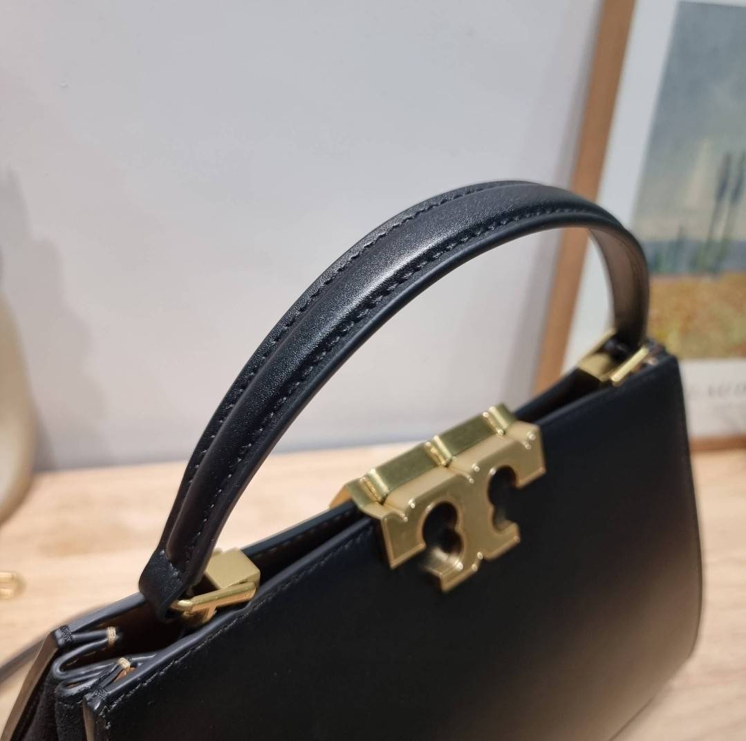 TORY BURCH ELEANOR SPAZZOLATO SATCHEL ใหม่และดูดีเกินต้าน กับกระเป๋าถือทรงสวย ใบใหญ่ ดีไซน์ผู้ดีเรียบหรู ถือขับผิวไปเลยทุกสี สวยคม มาพร้อมหูจับในตัว