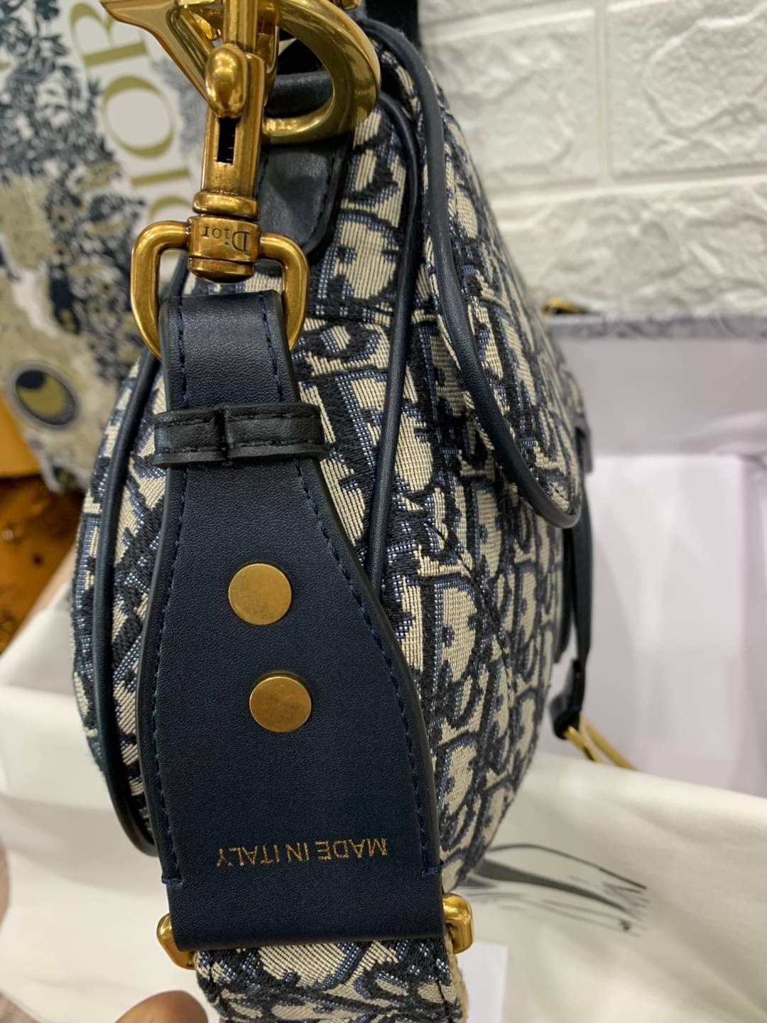 VIP GIFT CHRISTIAN DIOR Oblique Canvas Saddle Bag กระเป๋ารุ่นยอดนิยมตามแบบฉบับแบรนด์ ใช้งานได้ 2 แบบ สะพายยาว CROSSBODY และสายสั้นถือได้เก๋ๆ ลุคนี้คูลสุดๆ เลยค่าา ภาพถ่ายจากสินค้าจริง! สวยมาก พร้อมส่งที่ไทยราคาสุดคุ้ม สาวๆ ห้ามพลาดค่ะ!