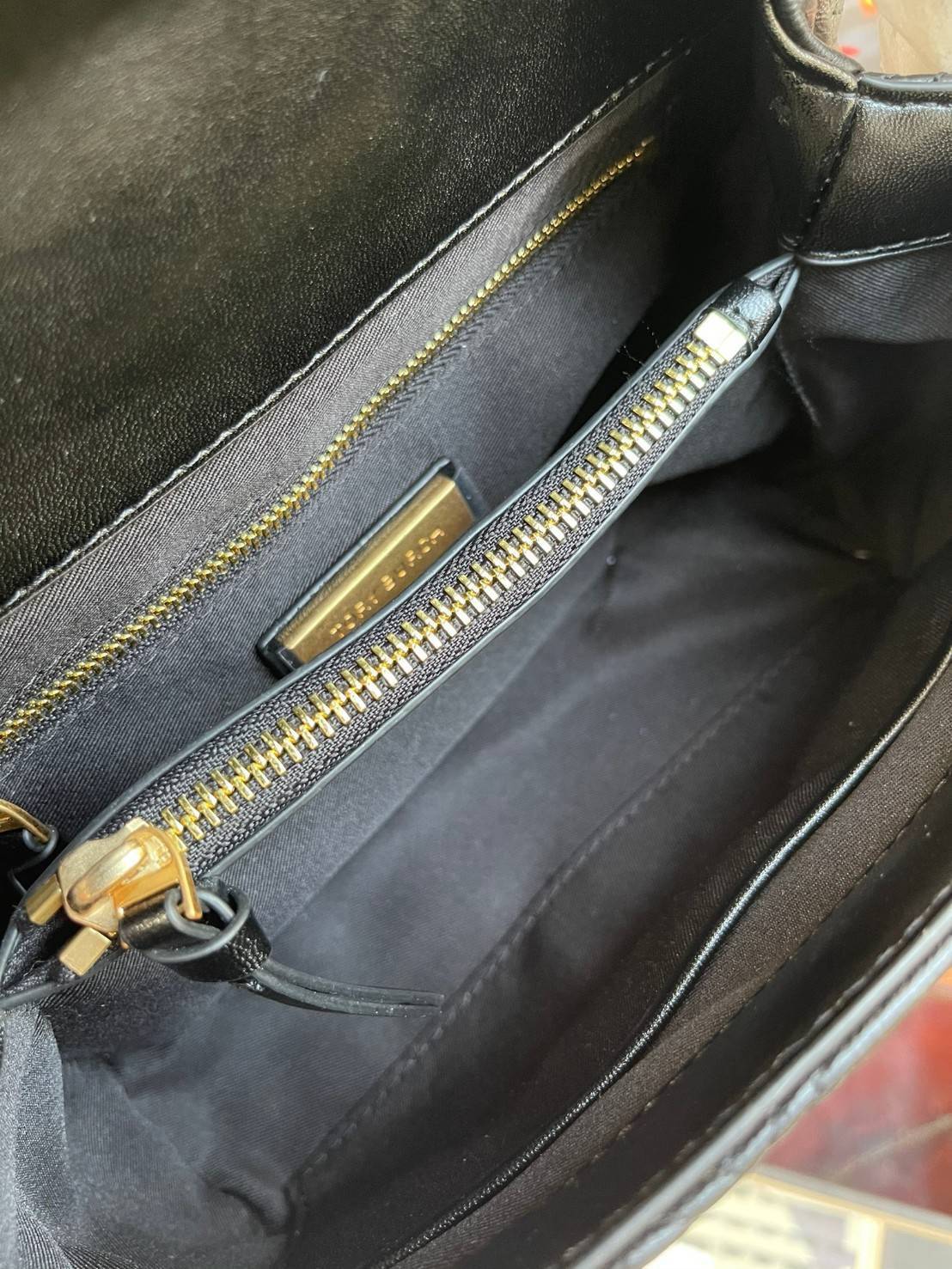 ของแท้ 💯% Tory burch Fleming Soft Small Convetible Shoulder bag กระเป๋าเฟลมมิ่ง (Fleming) สุดคลาสสิค ทำจากหนังนุ่มกับเทคนิคการเย็บแบบควิลท์ เพิ่มความเป็นเอกลักษณ์ด้วยโลโก้ลายดับเบิ้ล