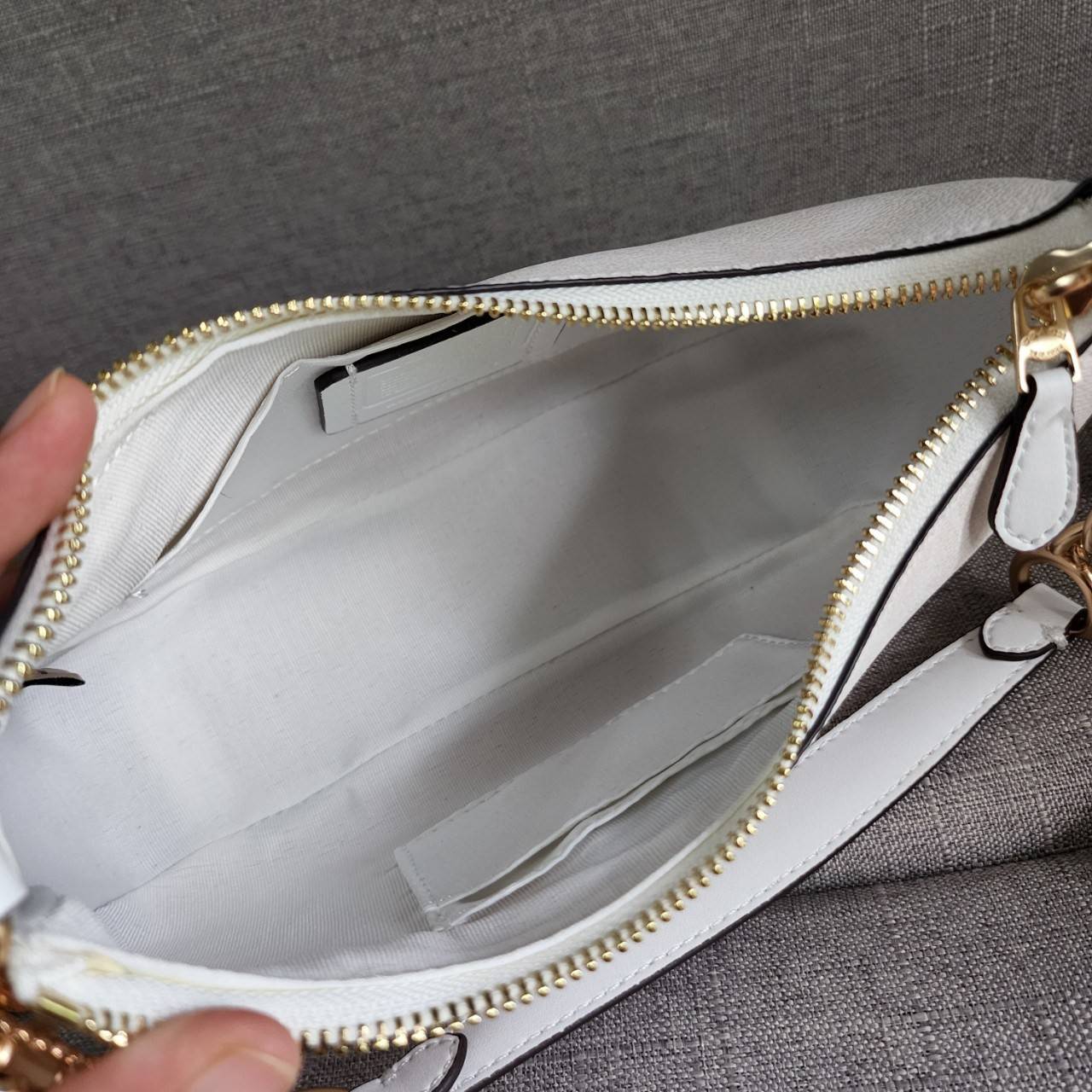 พร้อมส่งครบสี สวยทุกสีเลยค่า😘 ((CA173//CA209//CA548)) COACH TERI SHOULDER BAG 🔹กระเป๋าทรงพอช ในรูปแบบหนังแท้ หนังนิ่มสวยมากค่ะ