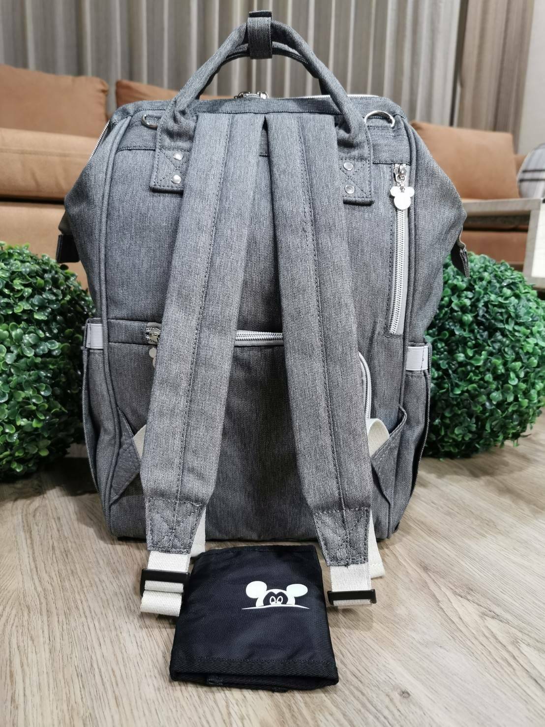 Disney Collection Rucksack (L) กระเป๋าสะพายเป้คอลเลคชั่นดิสนีย์ใบใหญ่กำลังดีน้ำหนักเบาวัสดุ Nylon & Polyester 100% ทำความสะอาดง่าย ด้านหน้ามีโลโก้และช่องซิป พิมพ์ลายมิกกี้/มินนี่โดดเด่น มี Pocket ใส่ขวดน้ำซ้ายขวา ด้านหลังมีช่องซิปสะดวกใช้หัวซิปแบรนด์ ภายใ