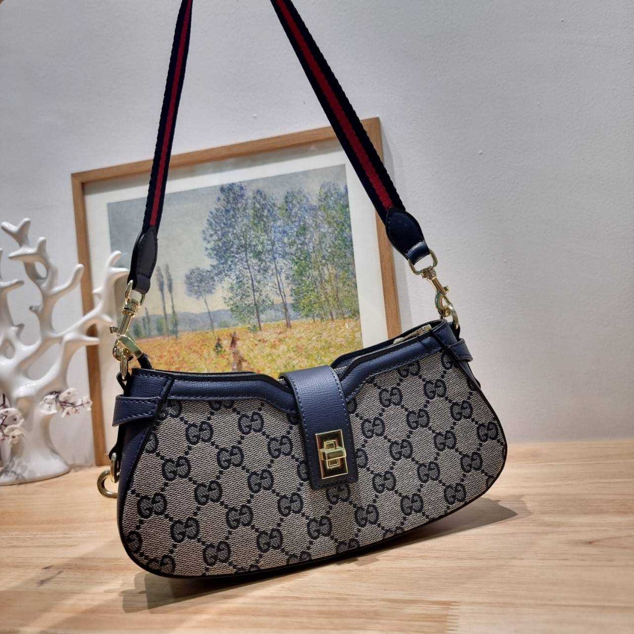 Gucci moon side mini shoulder bag สวยย้อนยุค y2k กำลังมาแรง กับอีกหนึ่งไอเท็มสุดจึ้ง ด้วยขนาดที่กำลังพอดี ดีไซน์คลาสสิคลัคชู ดูผู้ดี