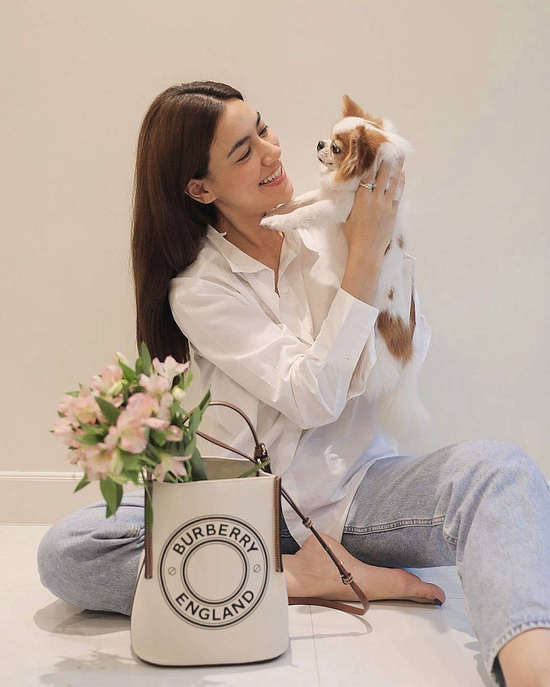 BURBERRY FRAGRANCES CROSSBODY BUCKET BAG วัสดุ Canvas & Leather สวยหรูอยู่ทรงมาพร้อมกระเป๋าคลัชใบเล็กสีน้ำตาลเข้าชุด ภายในโล่งกว้างและจุ สามารถใส่กล้อง มือถือ ของใช้ได้เยอะ มือจับ
