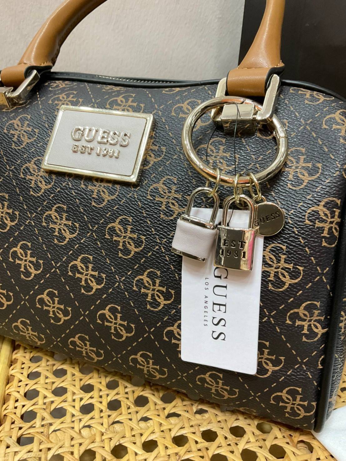 Guess Handbag with Small Shoulder Strap Tyren SG796605 New collection!! Guess ทรงหมอน ขนาดเล็ก ลายซิกเนเจอร์แบรนด์ ทรงหมอนยอดฮิต มีให้เลือก 5 สี สีสวยคลาสสิก เข้ากับง่ายกับทุกชุด ปิด/เปิด ด้วยซิป ภายในโล่งกว้าง แยกเป็นสัดส่วนใช้งาน ซับในตราแบรนด์ ใส่กระเป