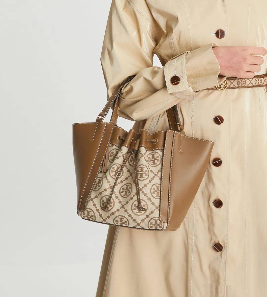 Tory T Monogram Mcgraw Dragonfly กระเป๋าถือหรือสะพายไหล่ วัสดุหนัง Jacquard อะไหล่ทอง ทรงปีก เปิด-ปิด ด้วยกระดุมแม่เหล็ก ด้านในโลง มี 2ช่องเล็ก จุของได้เยอะ น้ำหนักเบา สายสะพาย crossbody ได้ ปรับระดับได้