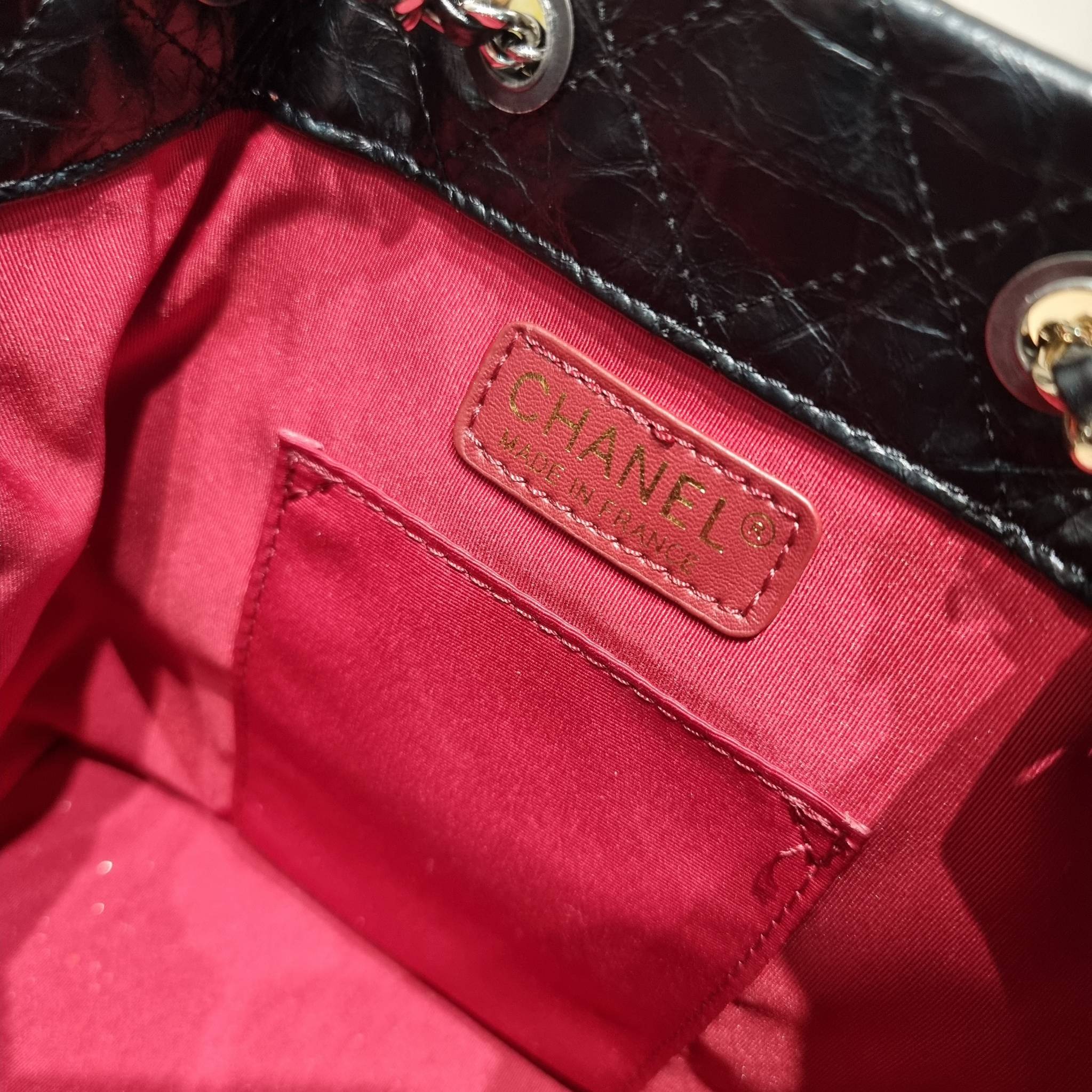 Chanel gabrielle backpack ไอเท็ม best seller กับรุ่นสุดปังในรูปแบบกระเป๋าเป้ ดีไซน์หรูคลาสสิค สายสะพายในตัวรูดปากกระเป๋าเก็บทรงได้ หรือจะรูดด้านหน้ายาวสุด