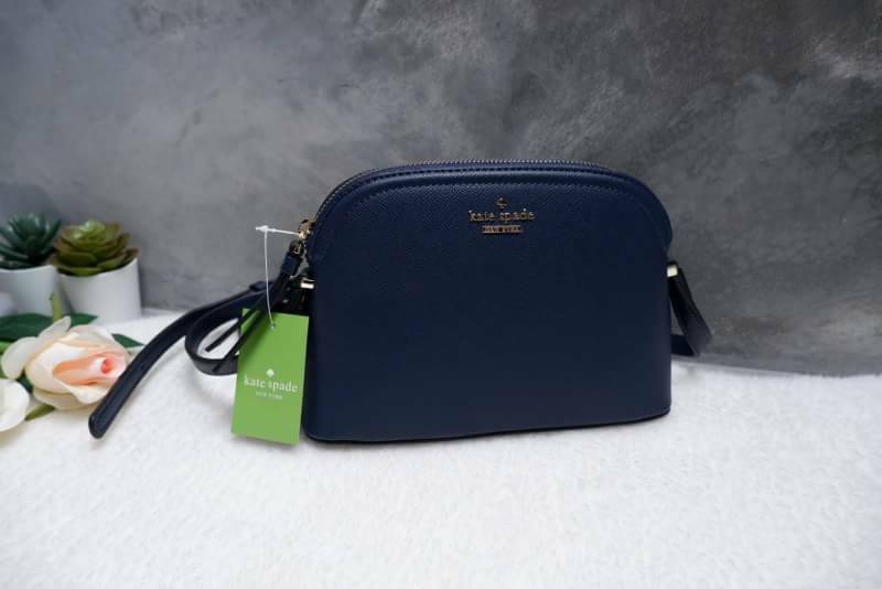 Katespade Crossbody Bag ด้านหน้าติดโลหะชื่อแบรนด์อะไหล่สีทอง เปิดปิดด้วยช่องซิป ด้านในเป็นช่องใส่สิ่งของ และมีป้ายหนังปั๊มโลโก้แบรนด์ ผ้าบุเป็นลายแบรนด์อีกด้วย รุ่นนี้มาพร้อมสายสะพายยาวปรับระดับได้ ทรงนี้สะพายกี่ทีก้อไม่มี out นะจ้ะสาวๆ