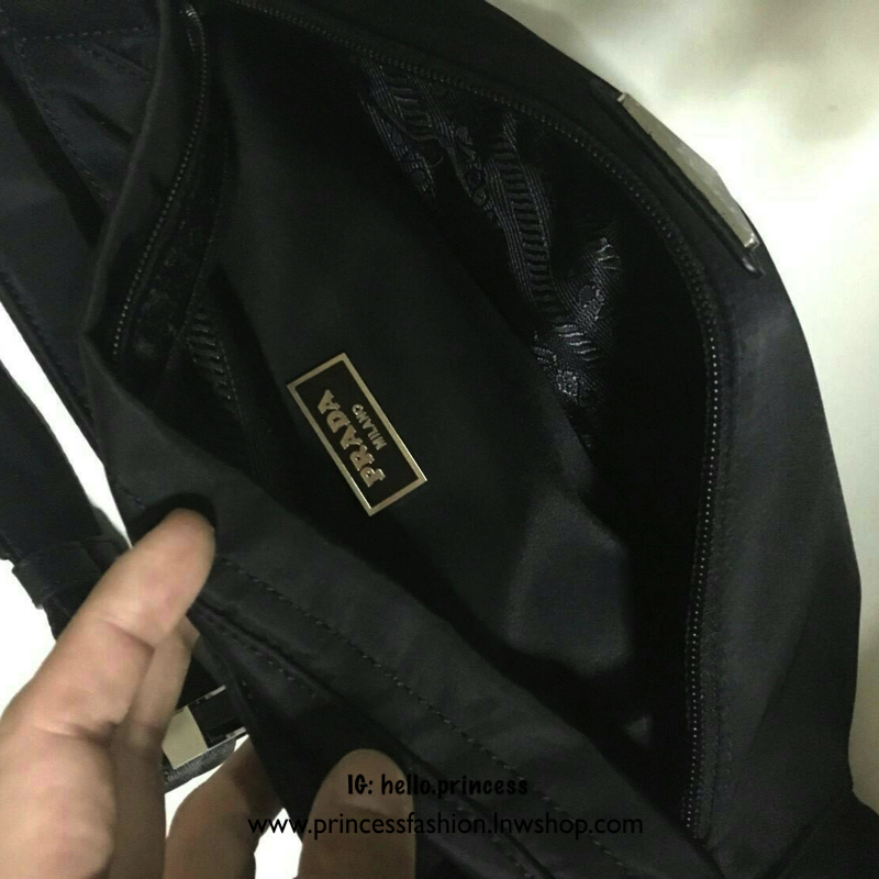 New Must Have Now อีกหนึ่งรุ่น Prada เหมาะกับท่านชาย เป็นอย่างยิ่ง กับกระเป๋าคาดอก / คาดเอว ทรงสวย จากงานพรีเมี่ยมกิ้ฟจากแบรนด์ PRADA ทรงฮิต วัสดุผ้า NYLON คุณภาพดี กันน้ำ100% ใส่ของได้หลากหลาย ตัวกระเป๋าอะไหล่สีเงิน ตัวล้อคปั้มจมแบรนด์สุดหรู ด้านมาพร้อมซ