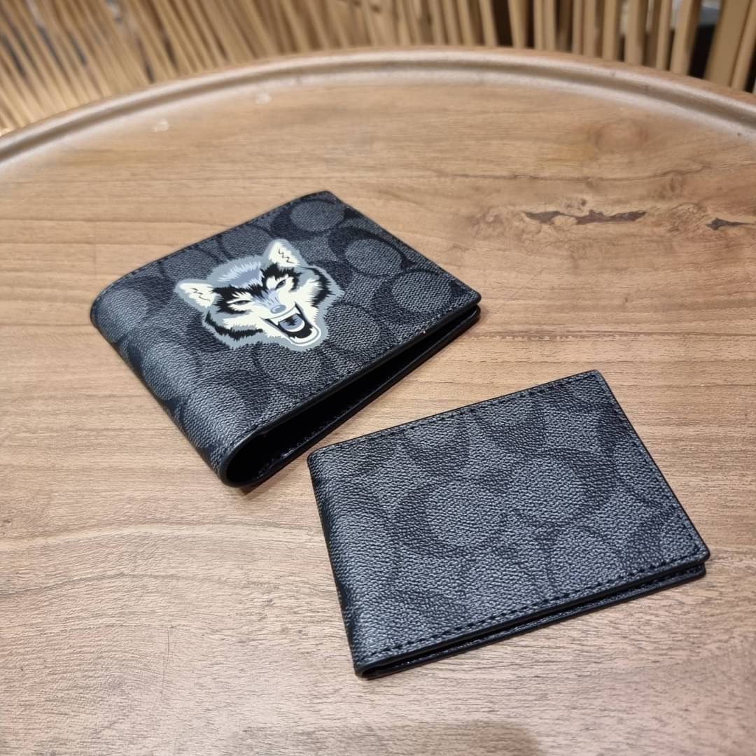 COACH DOUBLE BILLFOLD WALLET IN SIGNATURE CANVAS WITH WOLF MOTIF F31522 WITH GRAFFITI F37333 น้องชายสุดหล่อมาแล้ววว!! 😎 กระเป๋าสตางค์ใบสั้น เอาใจหนุ่มๆ ดีไซน์รูปหมาป่า สุดเท่ ด้านในกระเป๋าเป็นหนังแท้ มีช่องใส่บัตรเยอะ ใส่ธนบัตรได้ทุกชนิด และมี kee