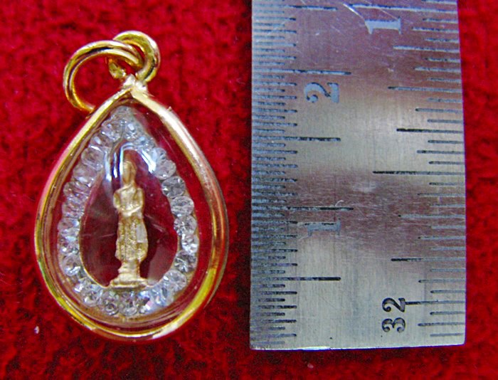 จี้พระประจำวันเกิดวันอาทิตย์ ปางถวายเนตร องค์เล็กล้อมเพชรเลี่ยมทองไมครอนค่ะ