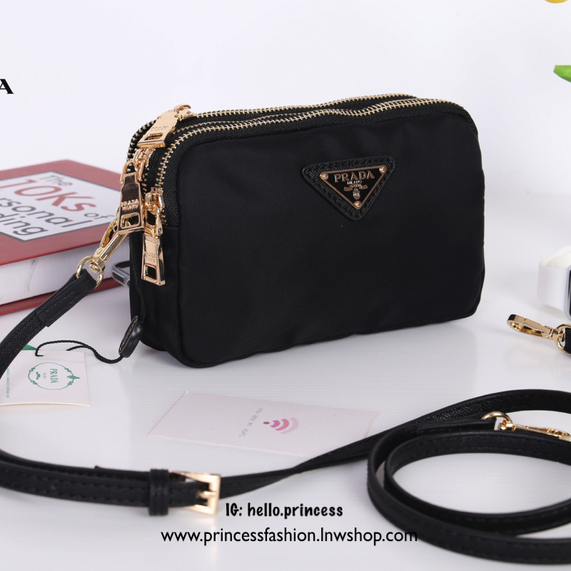Prada 3 zipper mini crossbody nylon bag สินค้า Premium gift จากเค้าเตอร์แบรนด์ต่างประเทศ แท้💯 วัสดุผ้า nylon เนื้อหนาคุณภาพดี อะไหล่ทอง สวยหรู ดูแพง รุ่นนี้มี 3 ช่องซิปแบ่งเป็นสัดส่วน สามารถใส่ Iphone 8+ หรือรุ่นเทียบเท่าได้แบบสบายๆ ซับในพิมพ์ลายแ