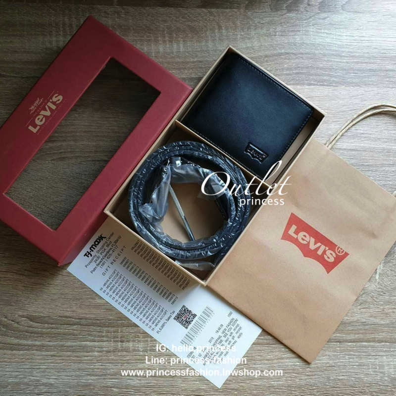 Levi’s Belt and Wallet Gift Set ในเซตประกอบด้วยกระเป๋าสตางค์พับสองตอนและเข็มขัดวัสดุหนังคุณภาพดี กระเป๋าสตางค์ปั้มโลโก้ด้านหน้าภายในมีช่องใส่บัตรและธนบัตรแยกเป็นสัดส่วน เข็มขัดหนังกลับใช้ได้ในทุกโอกาสนะคะ