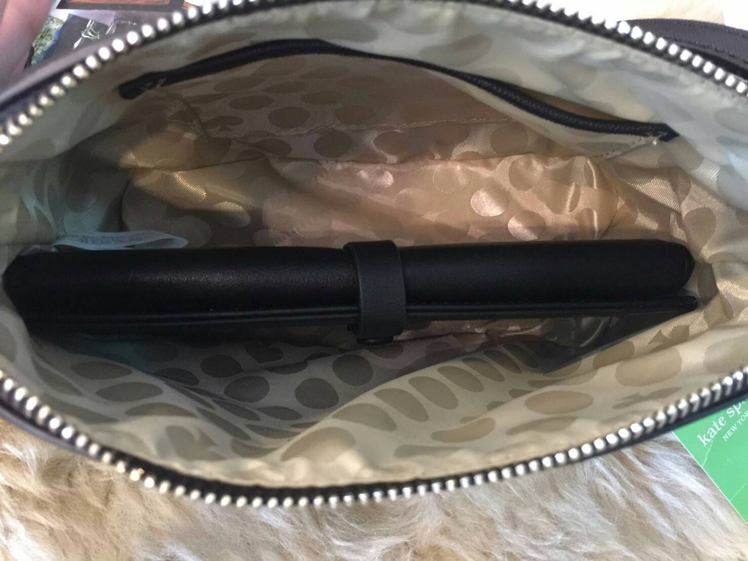 KATE SPADE CEDAR STREET MANDY กระเป๋าสะพาย แบรนด์ดังจากอเมริกา ขนาดกำลังน่ารัก วัสดุหนังลาย saffiano สวยอยู่ทรง ด้านหน้ามี logo brand สีทอง เปิดปิดด้วยซิปภายในโล่ง + ช่องเล็กใส่ของจุกจิก ใส่กระเป๋าสตางค์ใบยาวได้ ผ้าบุลายจุดสีทองดูหรูหรา ใบนี้ mix&match ได