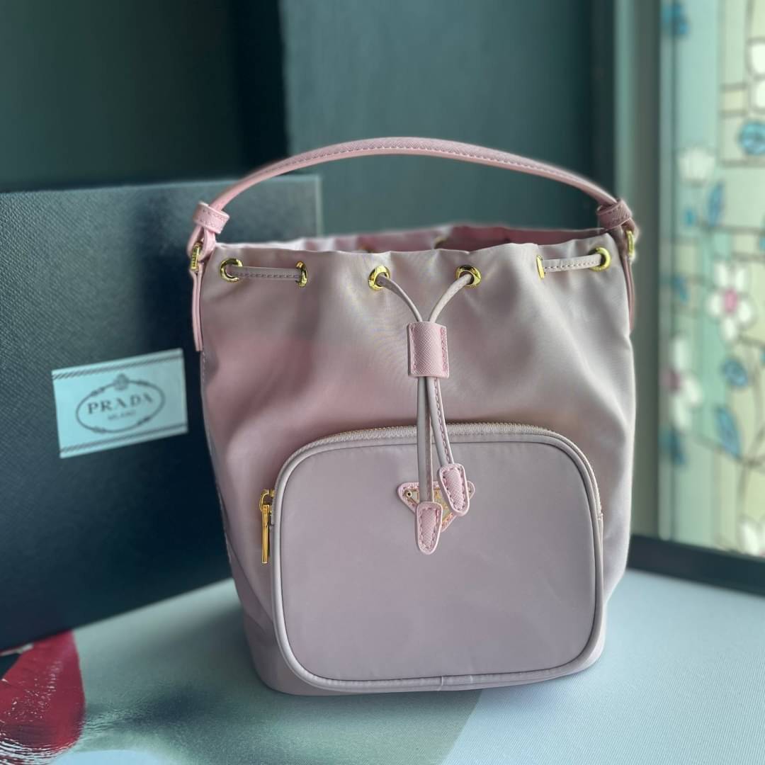 Prada Duet Re-Nylon Bucket shoulder bag / Prada Nylon bucket bag Pastel เกรดใช้สลับใบจริง ออริจินอล ใช้งานต่างประเทศได้ น้องสาวสุดสวยมาให้จับจองอีกหนึ่ง สีพาสเทลน่ารักละมุนมากๆ ค่ะ กระเป๋าสะพายข้าง ทรงขนมจีบ ไซส์มินิ ขนาดน่ารักน่าใช้มาก วัสดุขอบหนังแท้ แล