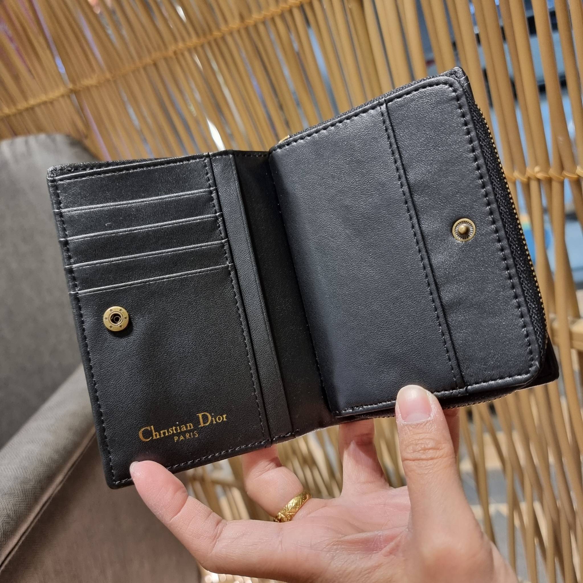 VIP 】CD MULTI WALLET WITH GWP กระเป๋าสตางค์ขนาดเหมาะมือ พรีเมี่ยมกิ๊ฟจากเคาน์เตอร์ ดีไซน์แปลกใหม่ ไม่ซ้ำใคร สลับเปิดได้ 2 ฝั่ง ตรงกลางเป็นช่องซิป วัสดุผ้าแคนวาสปักลาย สลับหนังแท้ภายใน ภายในมีช่องใส่บัตร ใส่ธนบัตรได้ สะดวกใช้มากๆ มาพร้อม box set ในราคาที่ถ