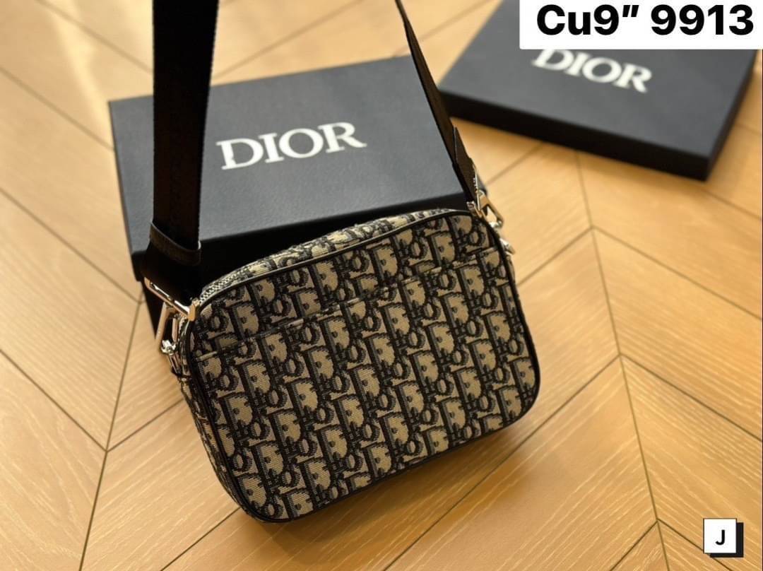 DIOR Safari bag with shoulder strap กระเป๋าสะพายทรงแมสเซ็นเจอร์ สวยหรูเป็นเอกลักษณ์ สุดฮอตที่ดีไซน์รูปแบบขนาดใบกำลังดี ไอเท็มใหม่ที่สามารถใช้ได้ everyday รีบจัดก่อนใครได้เลย!